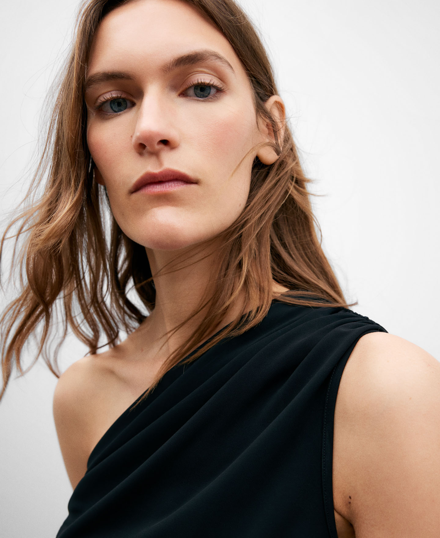 Asymmetric black draped T-shirt image number 3