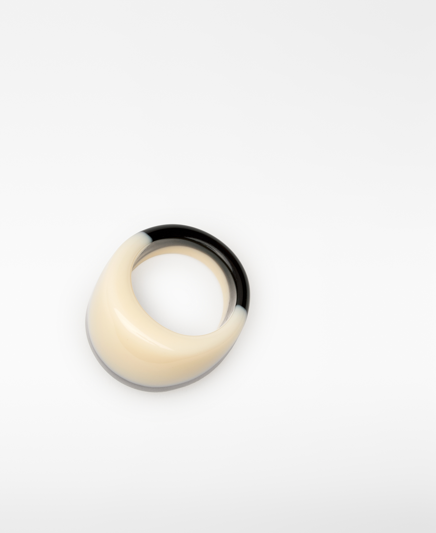 Zweifarbiger Ring aus Kunstharz image number 2