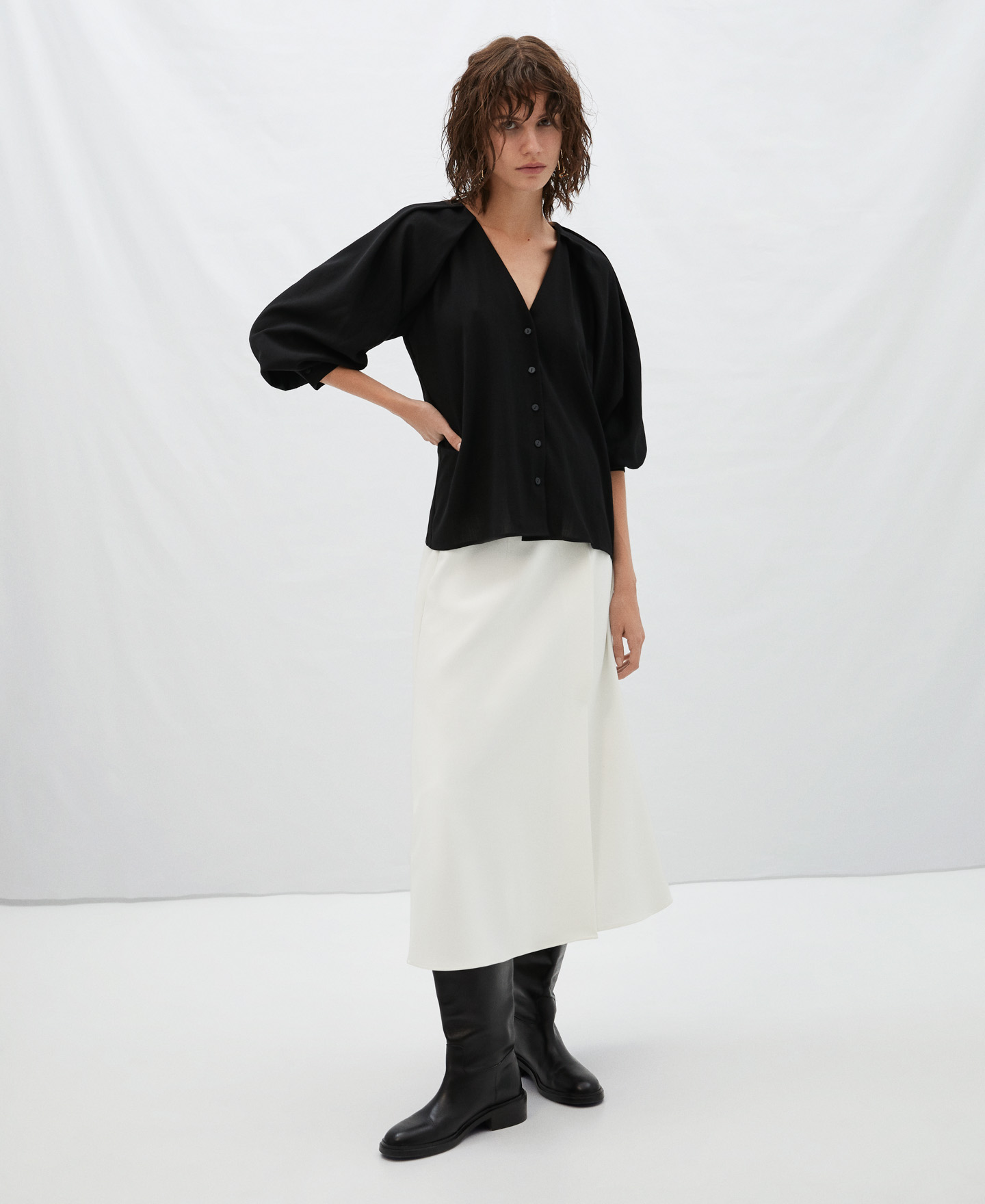 V-neck blouse with puffed sleeves image number 1