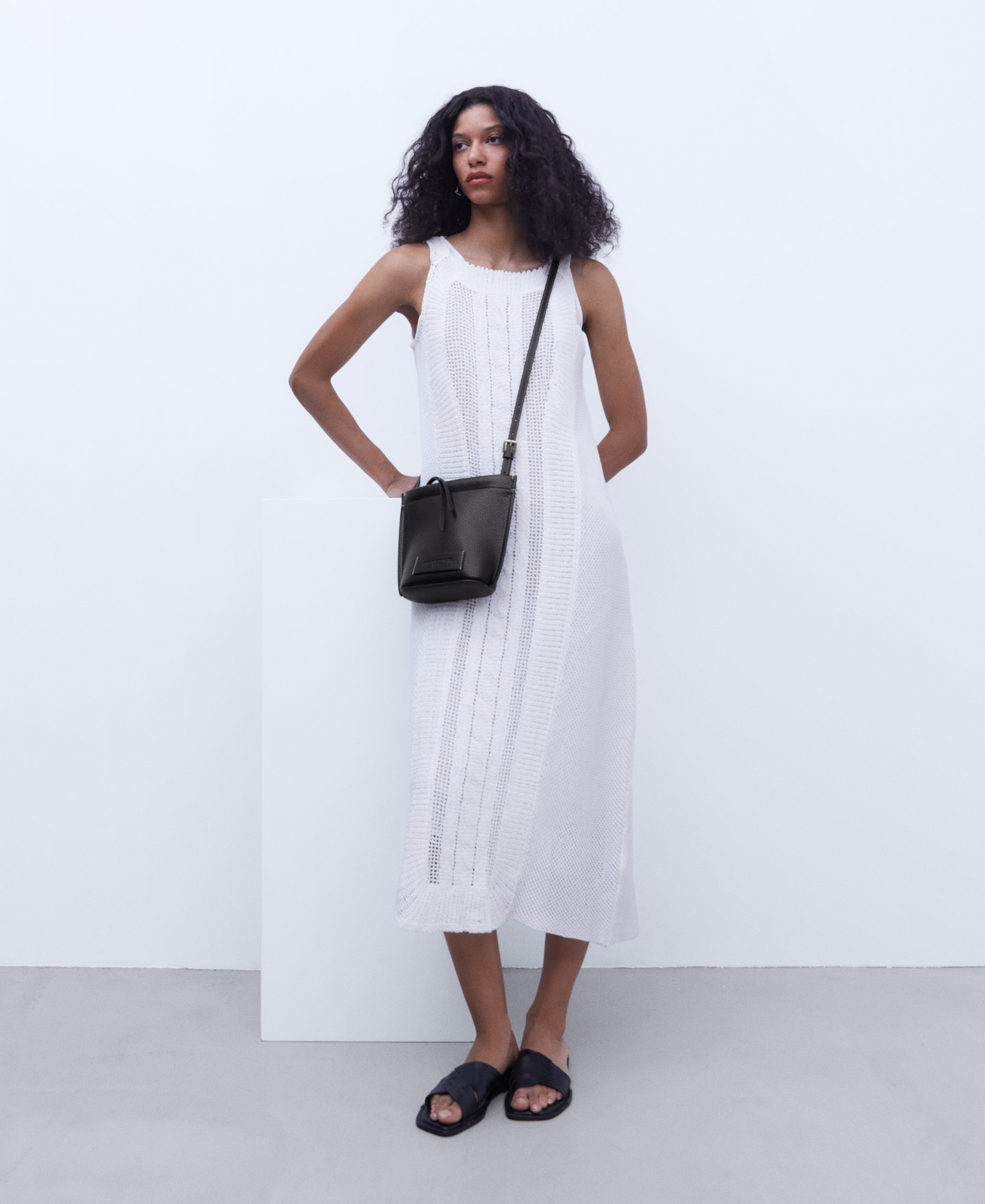 Grain textured small shoulder bag image number 5