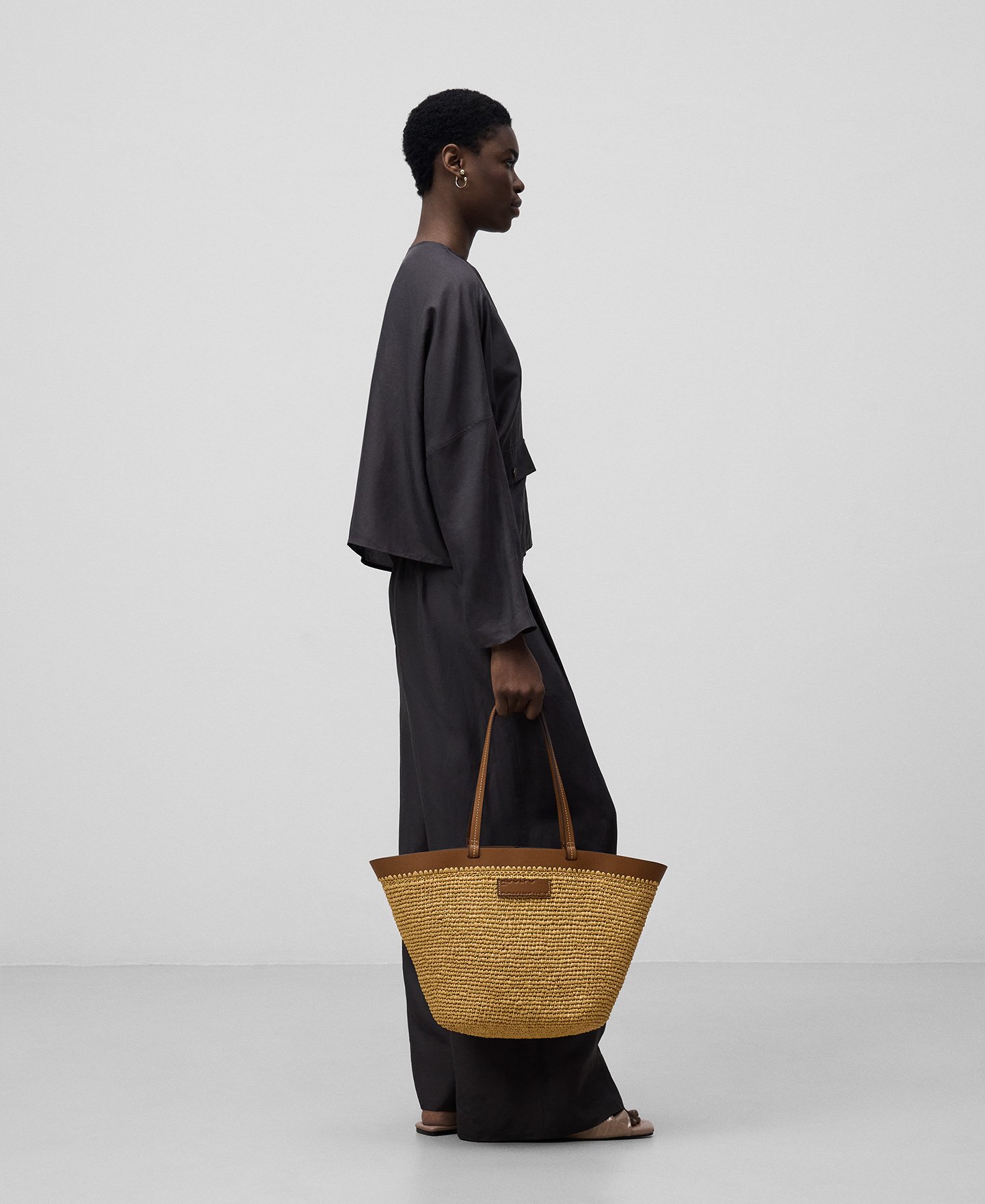 Braided paper basket bag woman image number 4