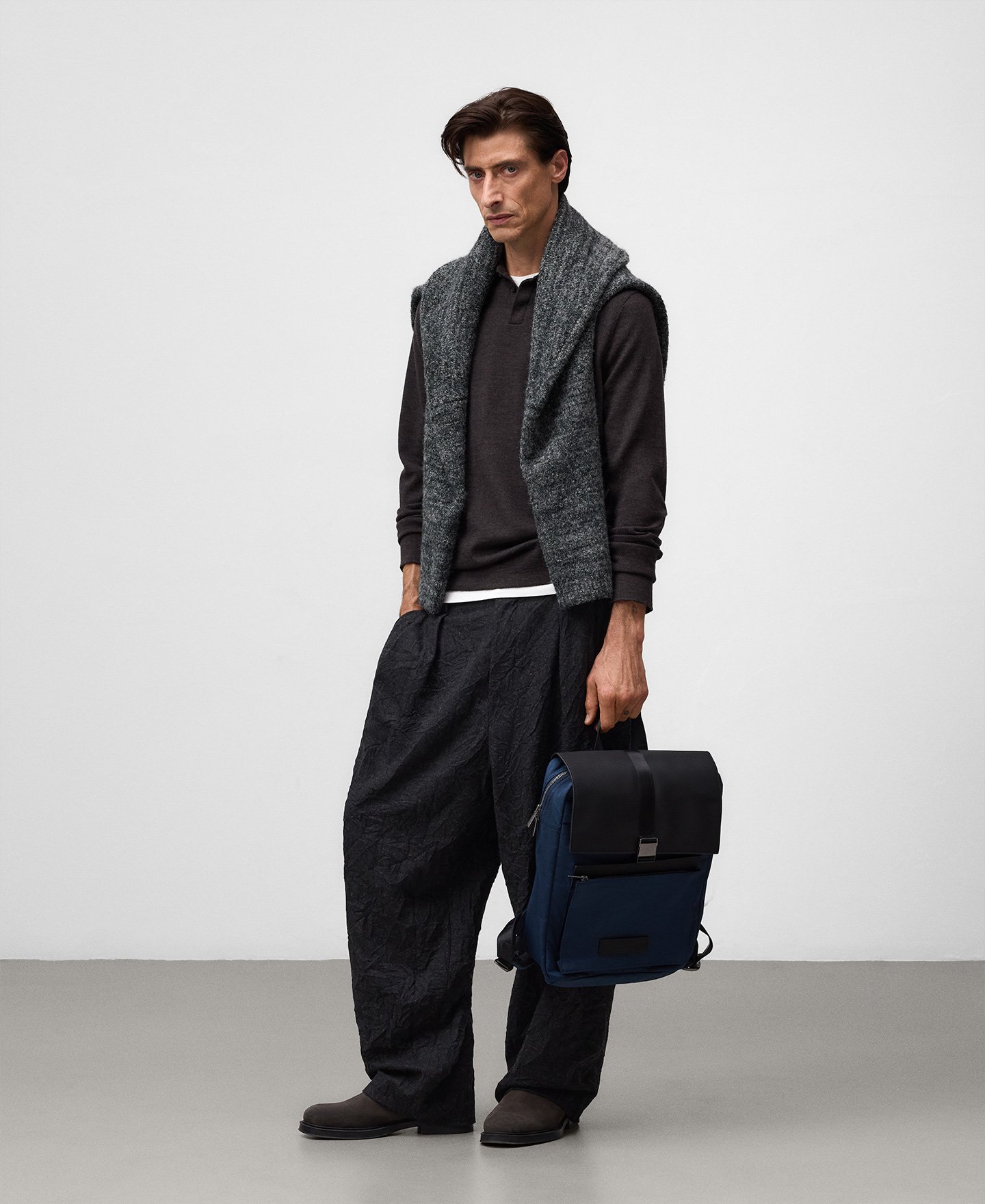 Mochila compacta em nylon para homem image number 4