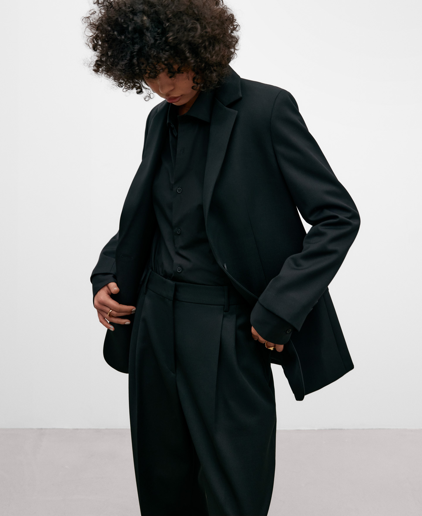 Black tailored blazer for women image number 3