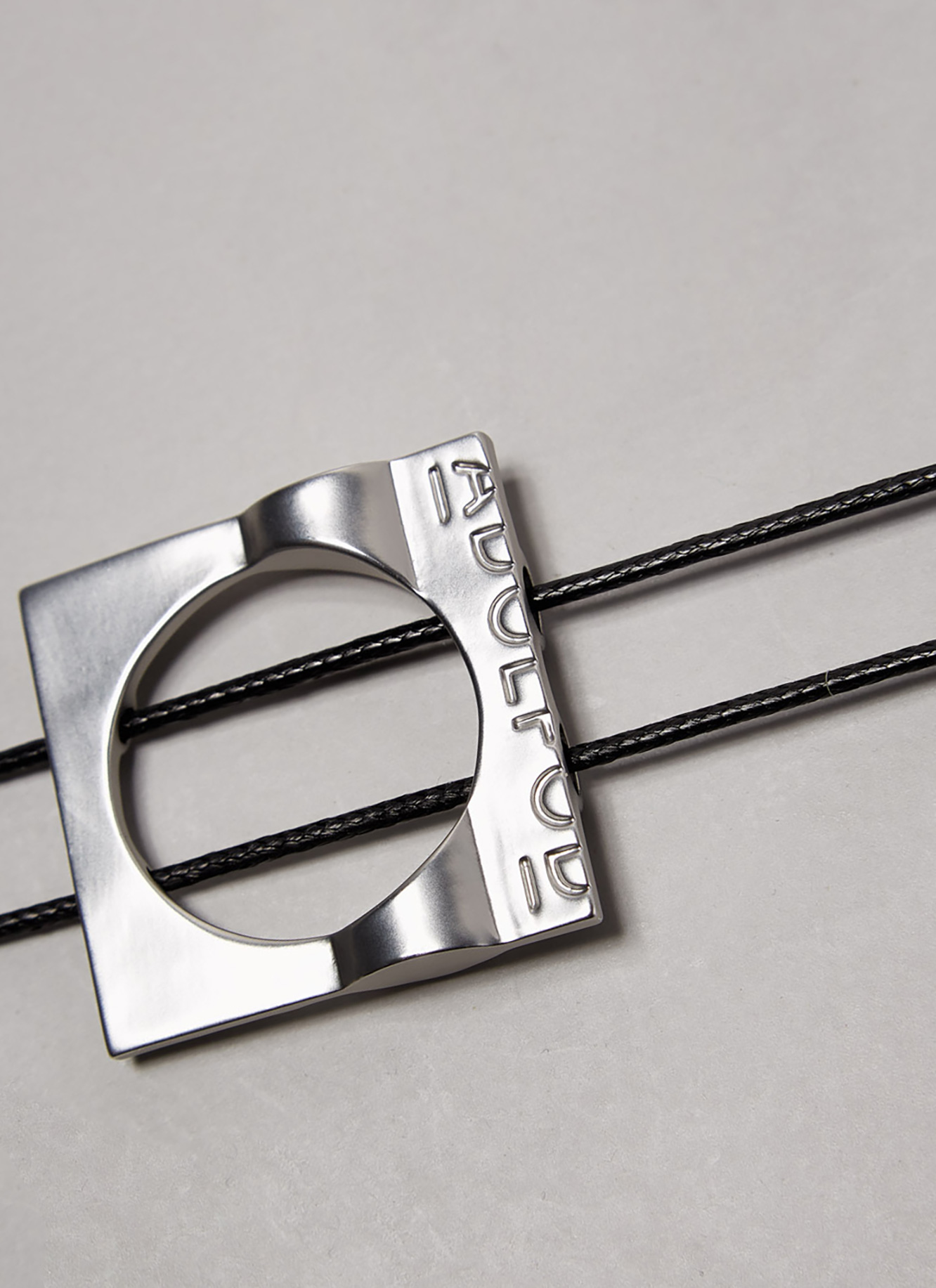 Collar largo con colgante cuadrado image number 1