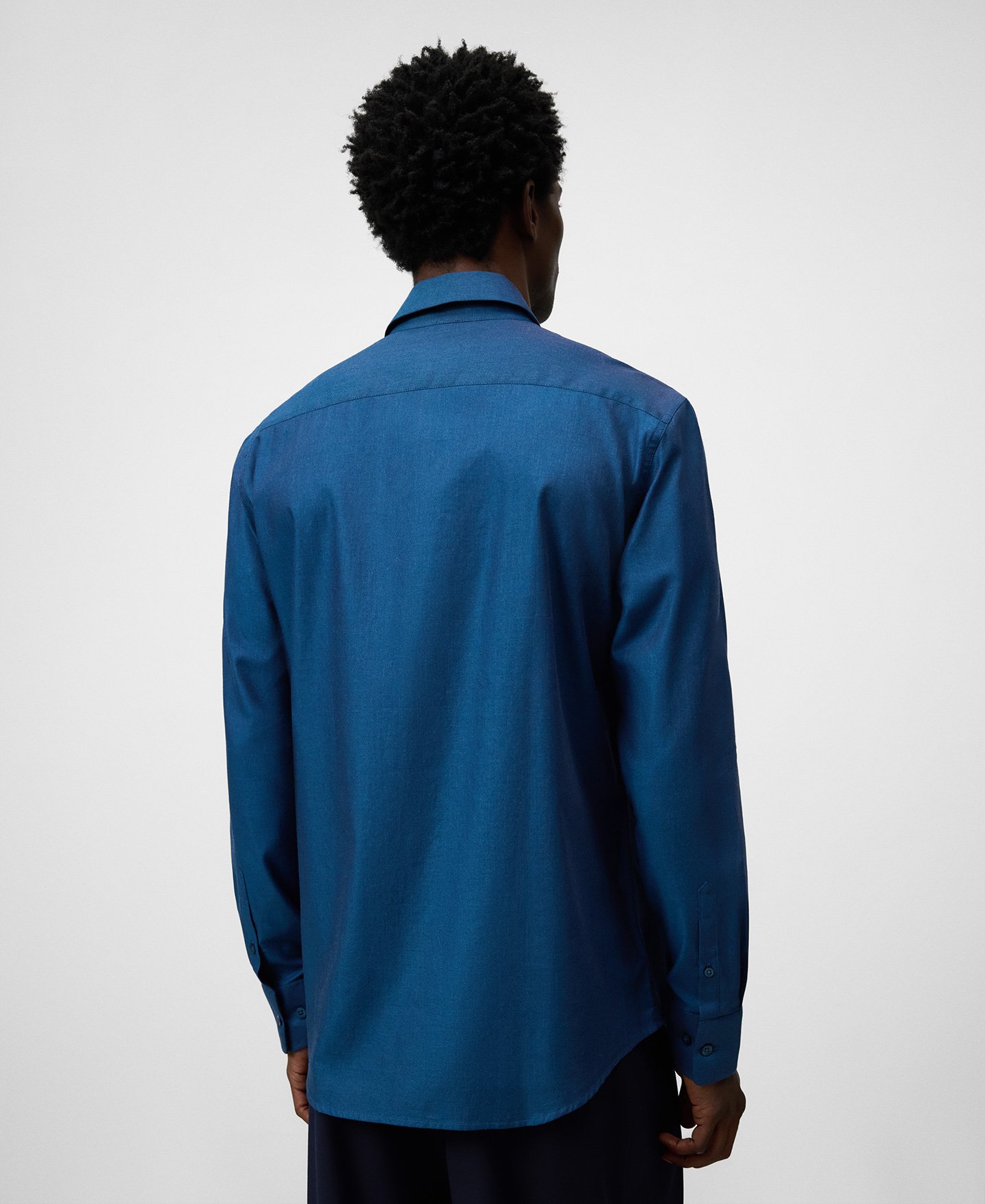 Camisa regular fit cuello solapa hombre image number 2