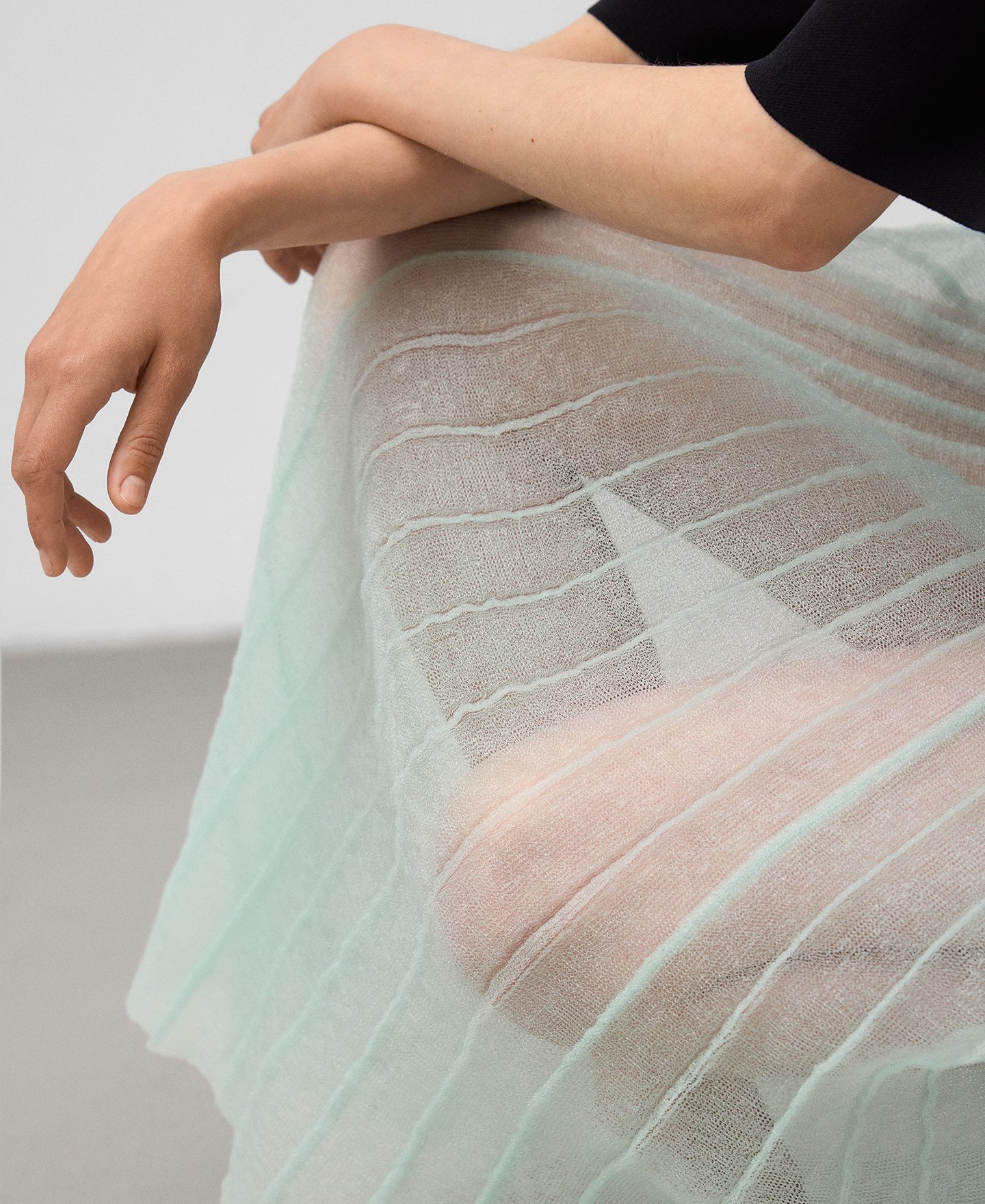 Sheer pleated skirt woman image number 4