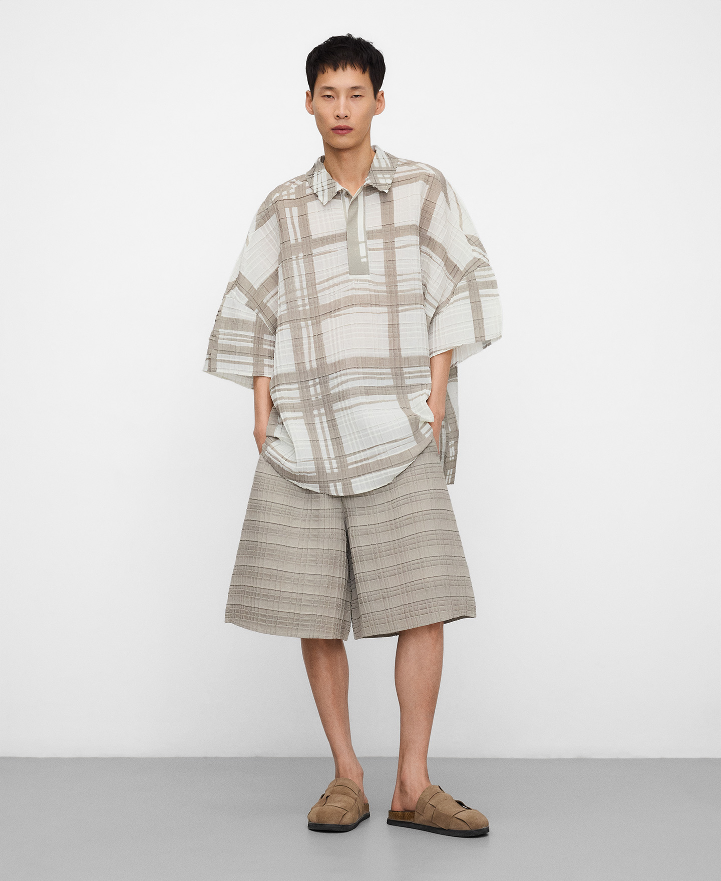 Wide crinkle bermuda shorts image number 1
