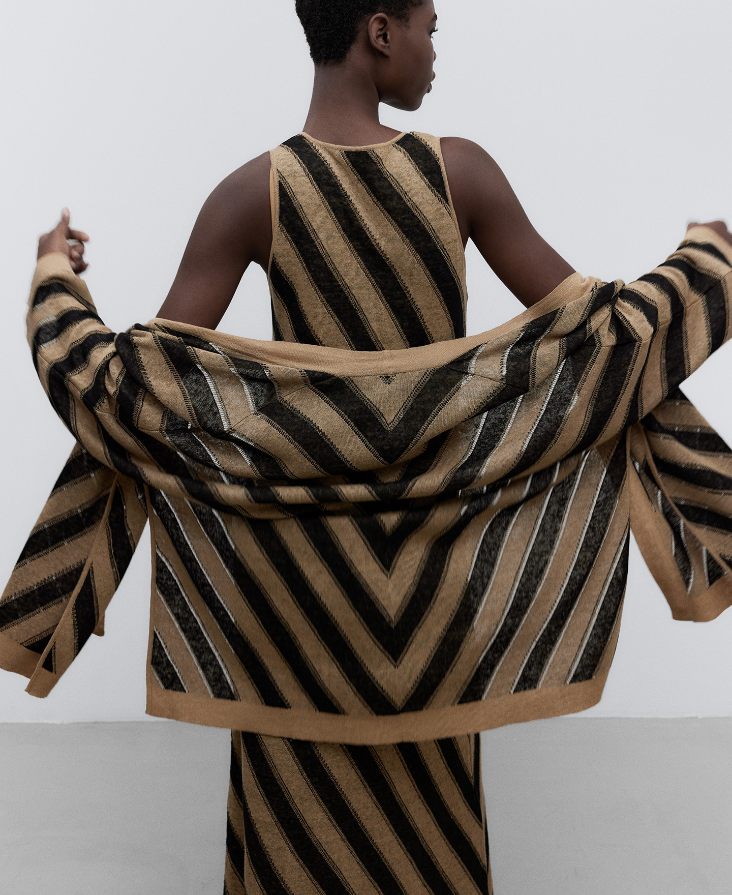 Diagonal striped knit jacket woman image number 3