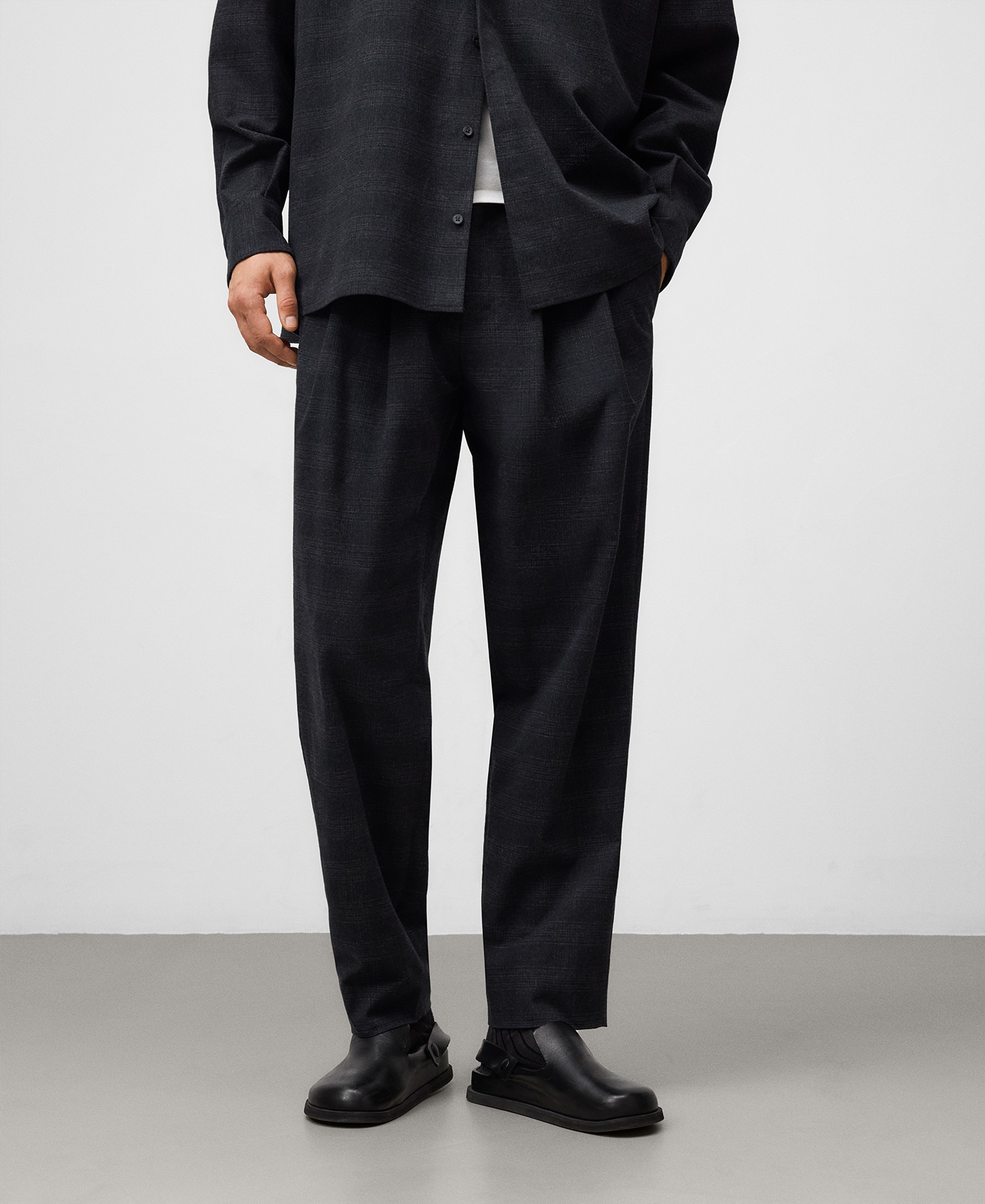 Relaxed fit checkered trousers man image number 0