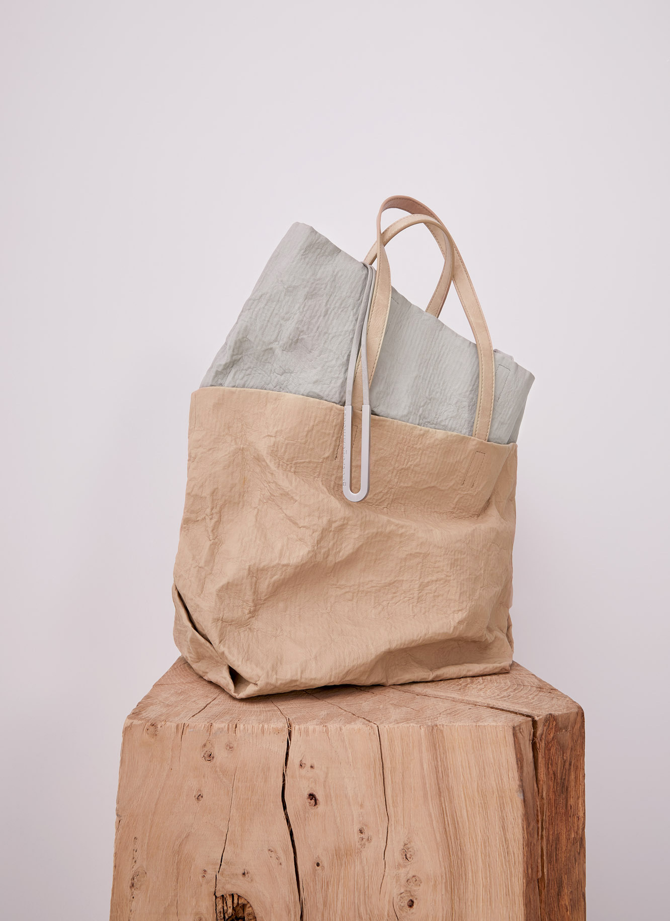 Shopper arrugado con bolsa extraíble image number 3