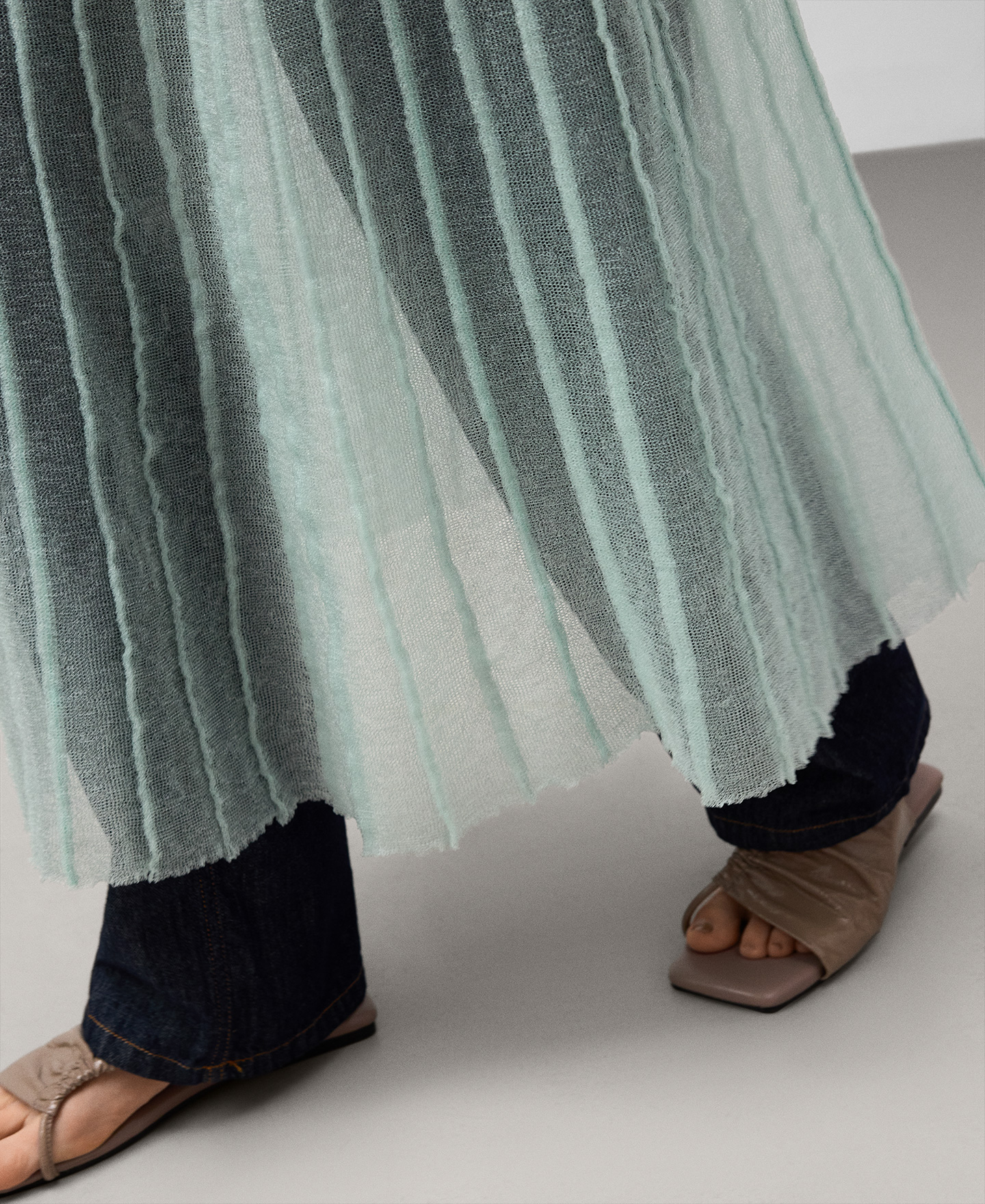 Sheer pleated skirt woman image number 3