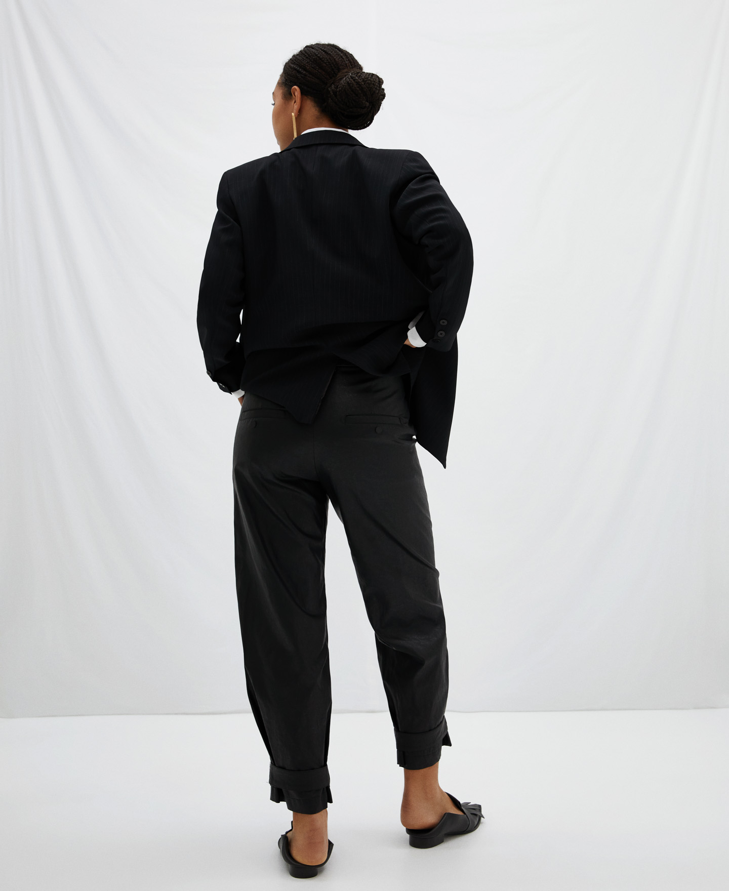 Pantalón slouchy en textura piel image number 2