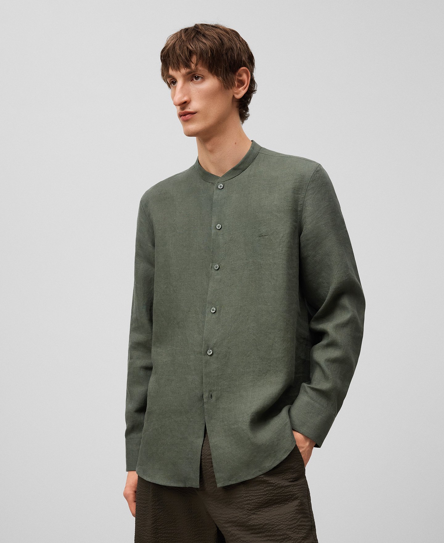 Camisa com gola de lapela em linho europeu para homem image number 0