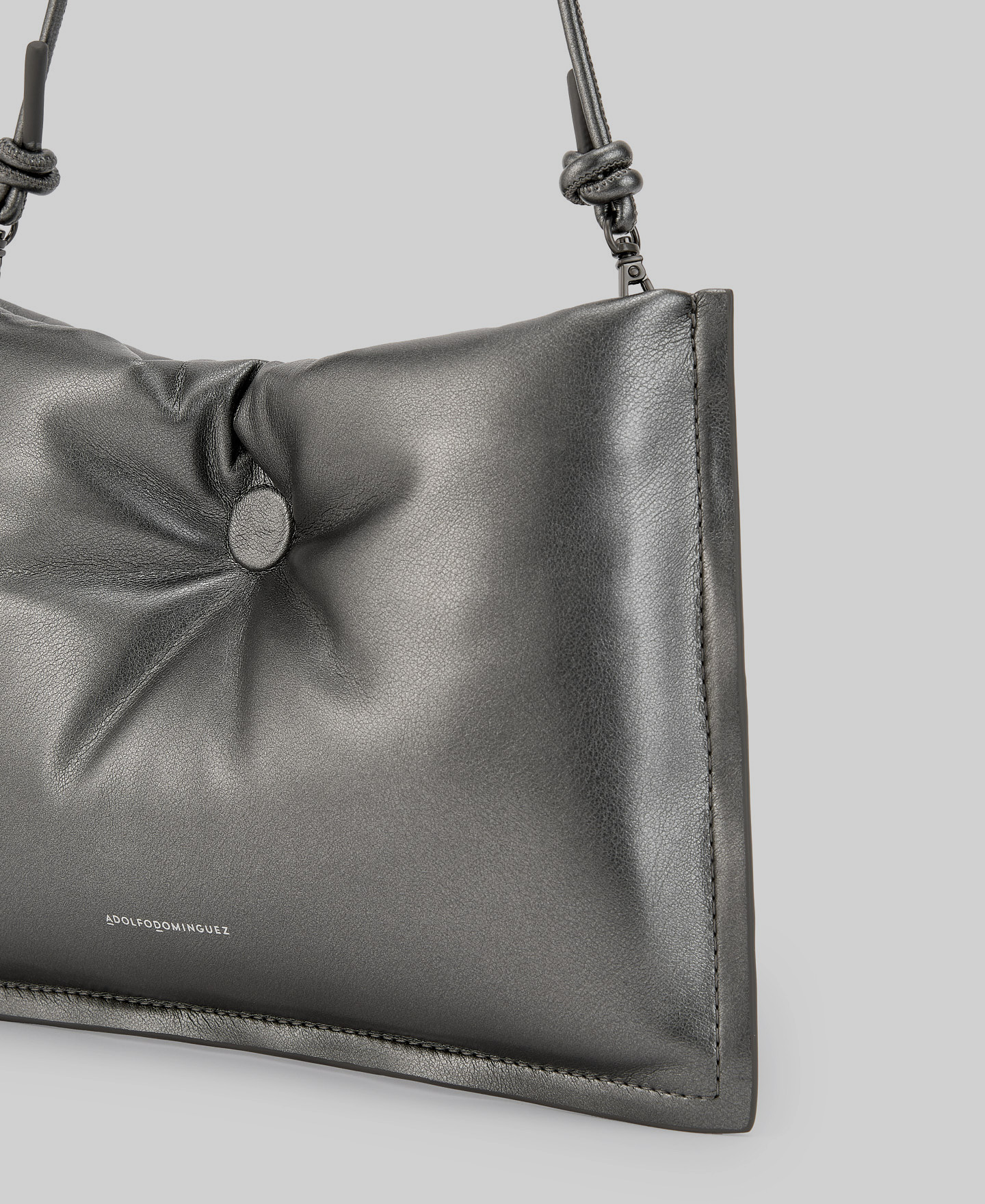 Clutch acolchado plata negra mujer image number 2