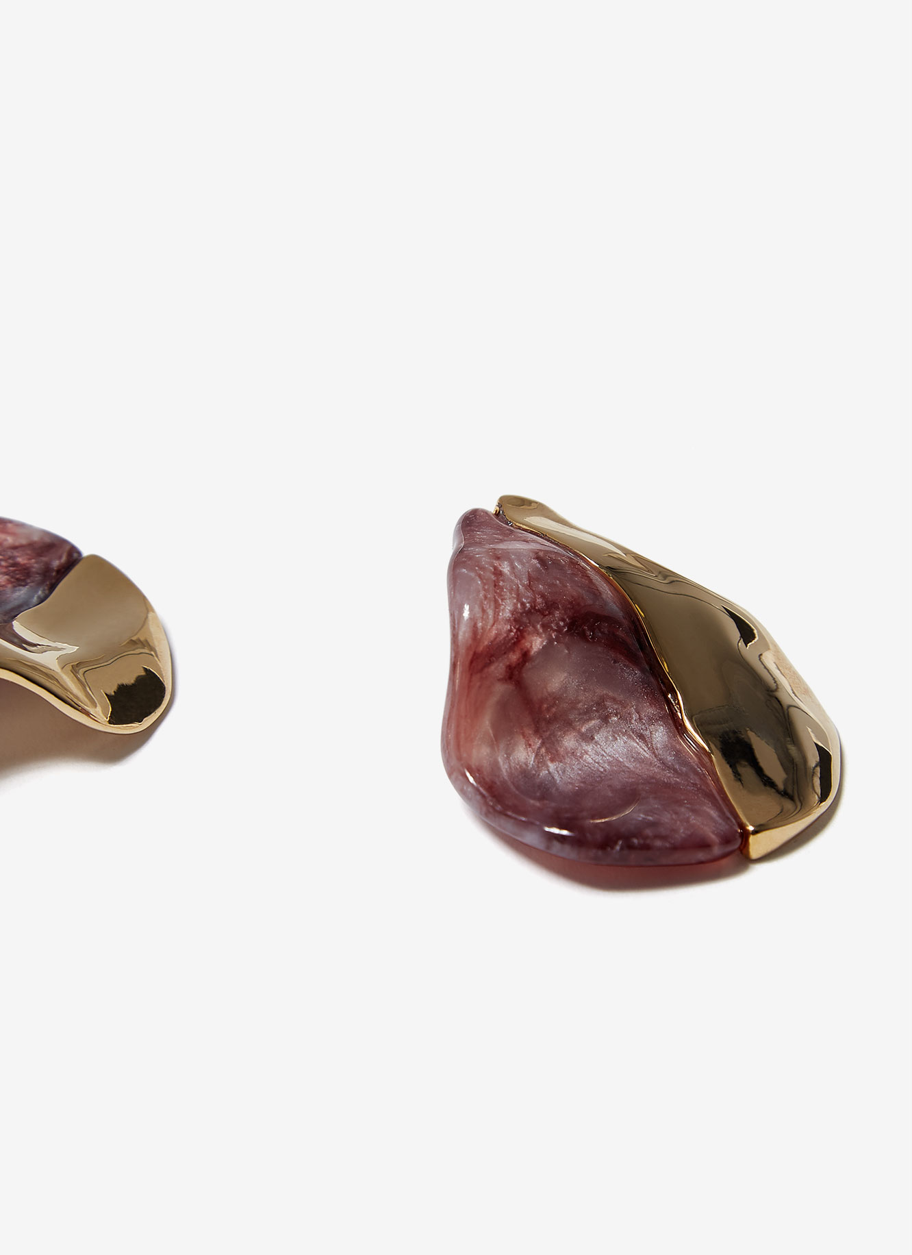 Short metal and resin earrings image number 2