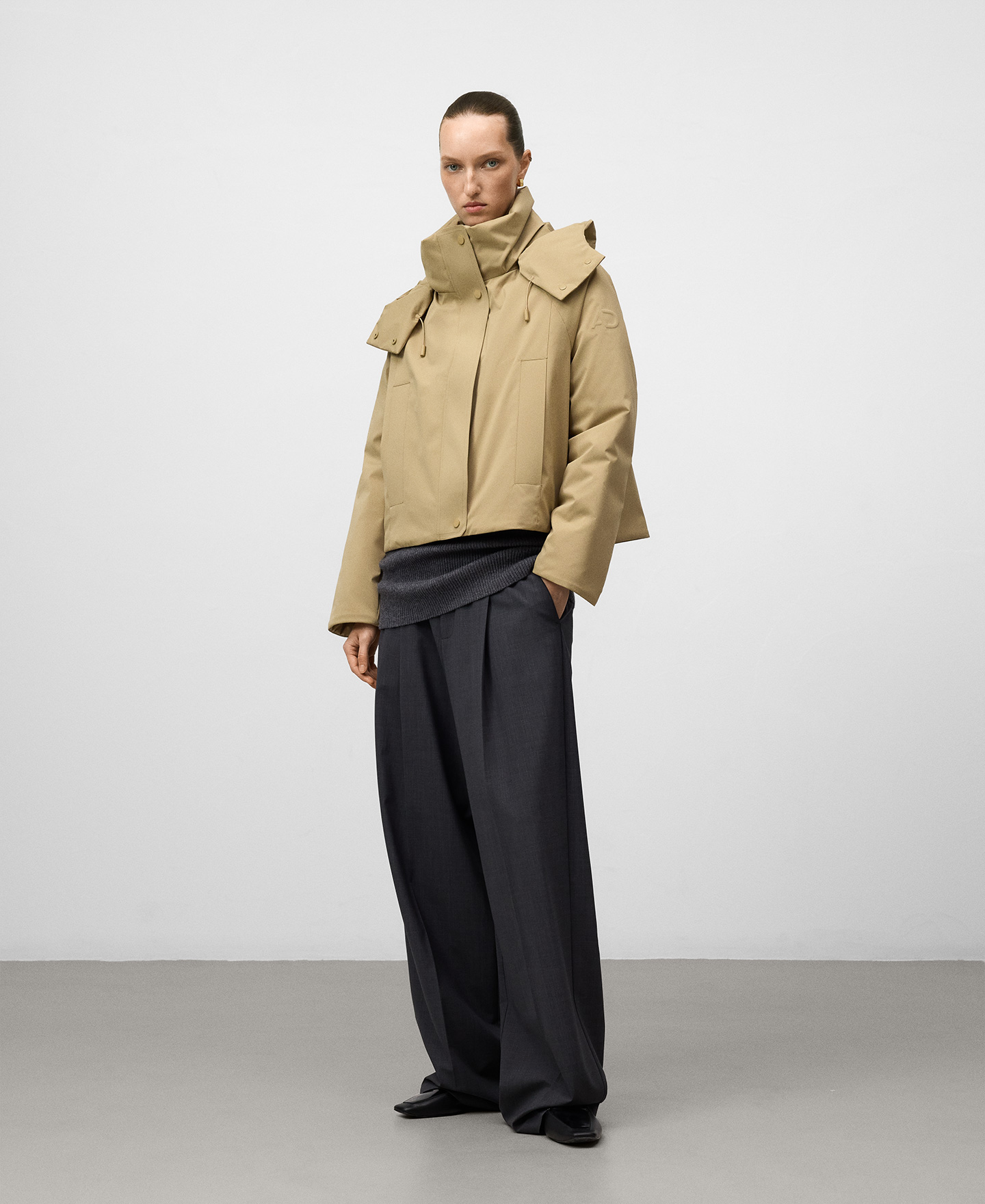 Parka corta con capucha mujer image number 1