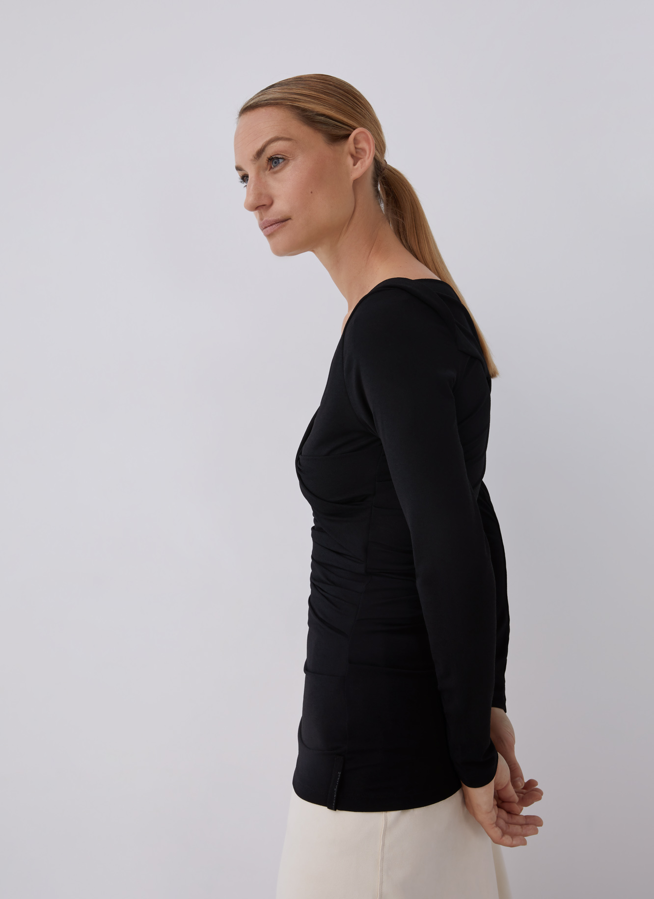 T-shirt with special neckline image number 4