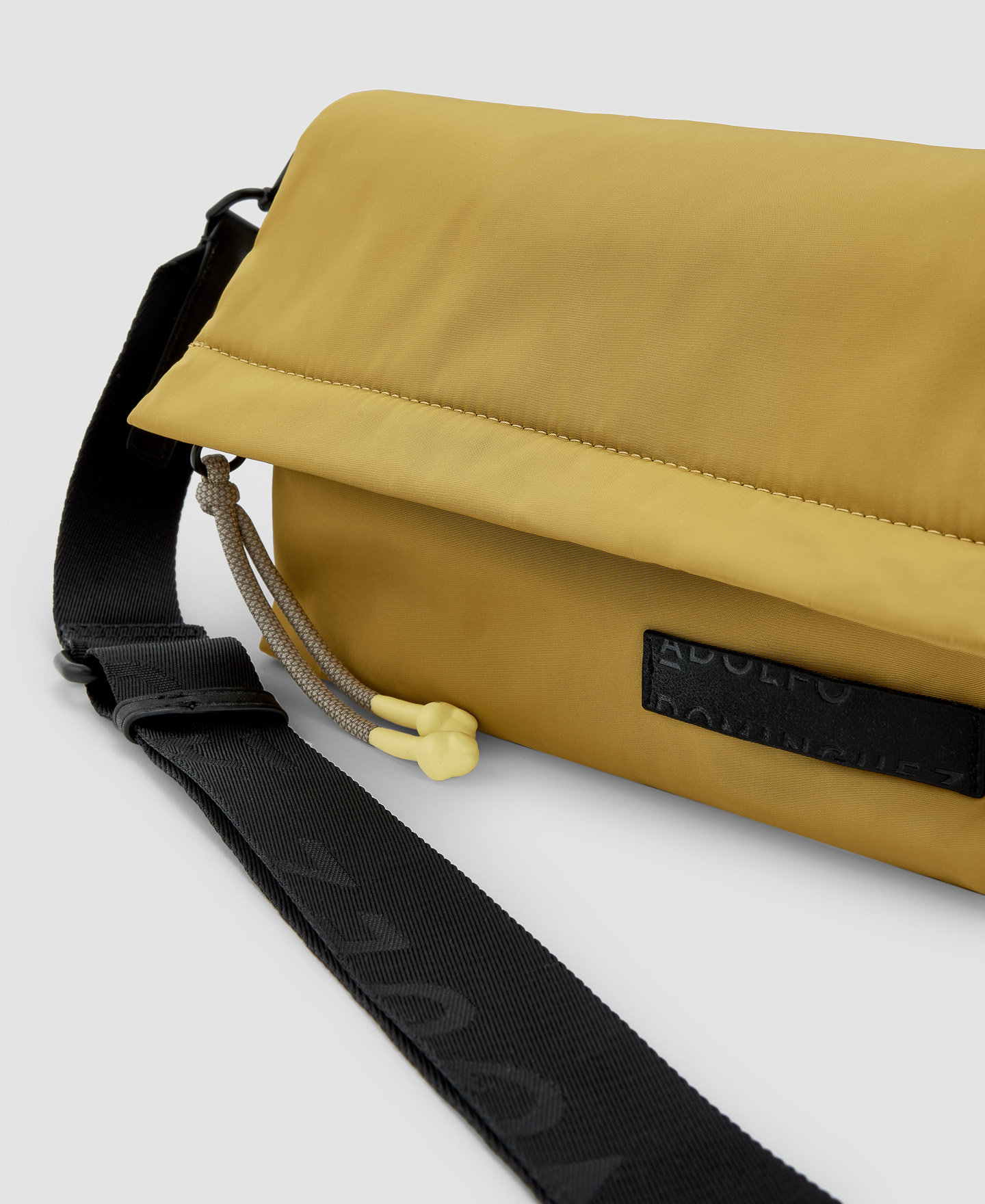 Recycled materials shoulder bag image number 3