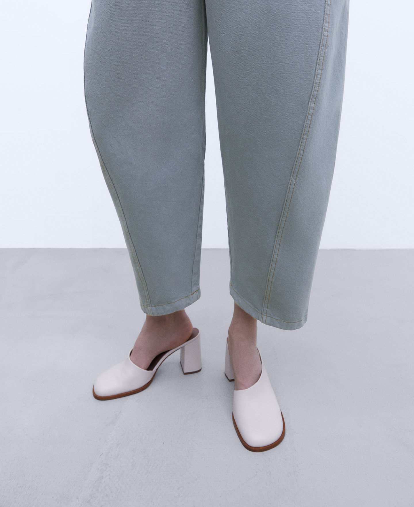 Cotton banana fit jeans image number 5