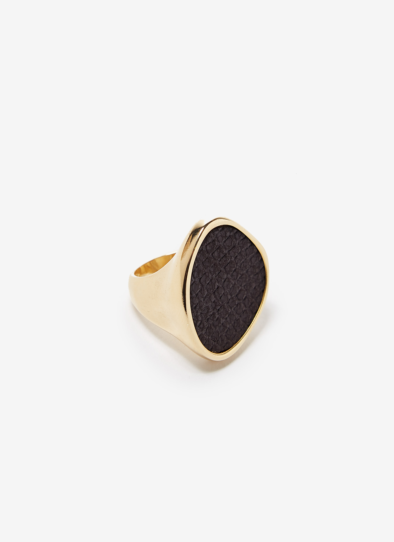 Anillo con aplique de efecto piel image number 1