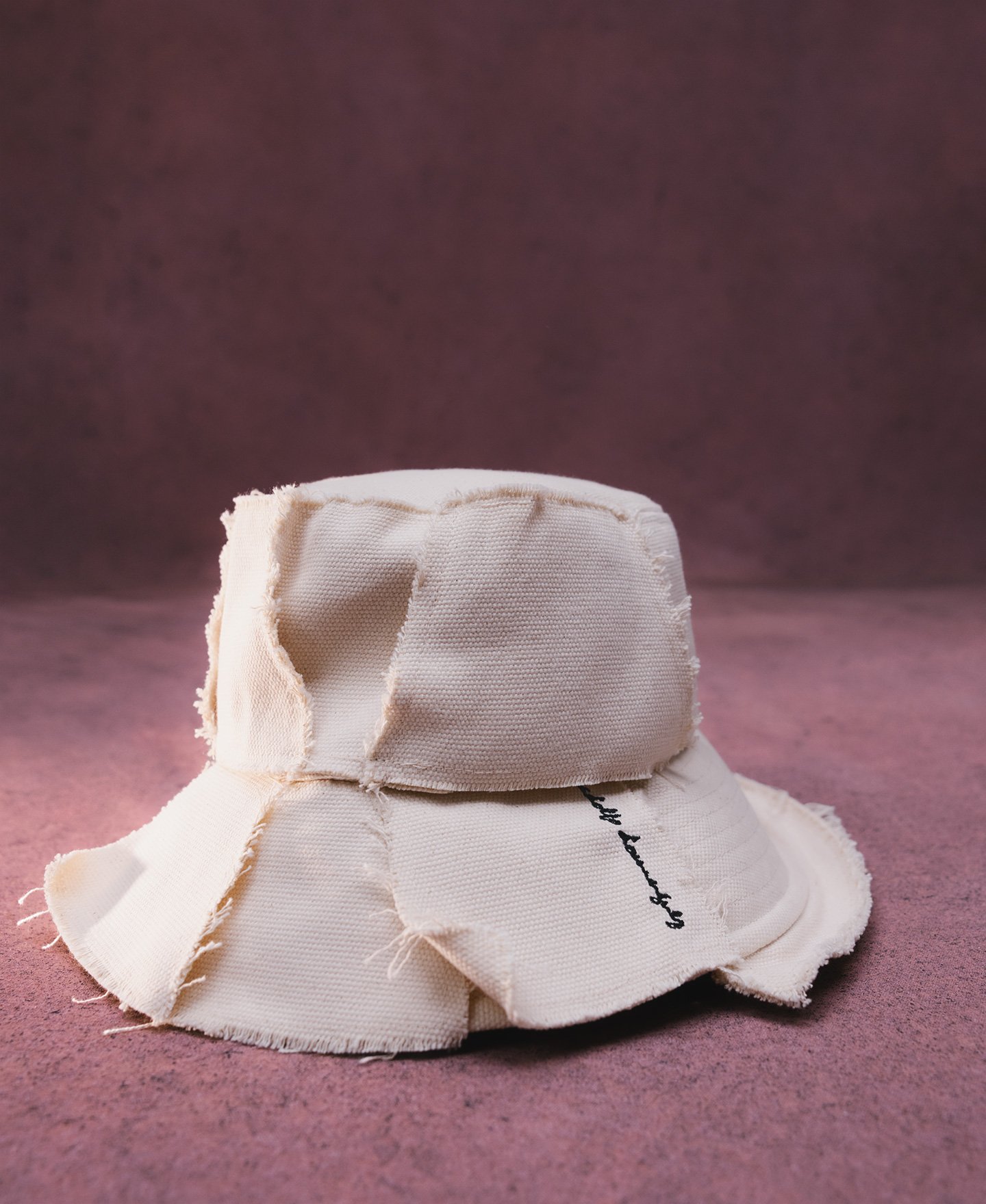 Overlay pieces bucket hat woman image number 3
