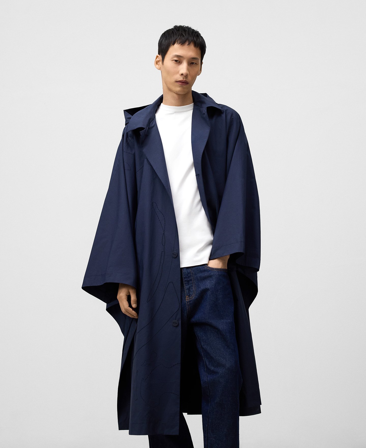 Capa oversize bordada con capucha hombre image number 0
