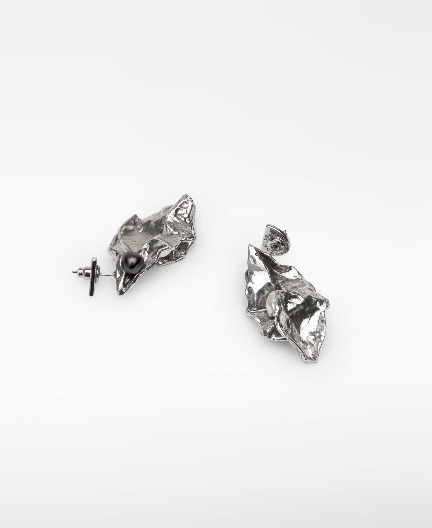 Metal earrings with pearl woman image number 1