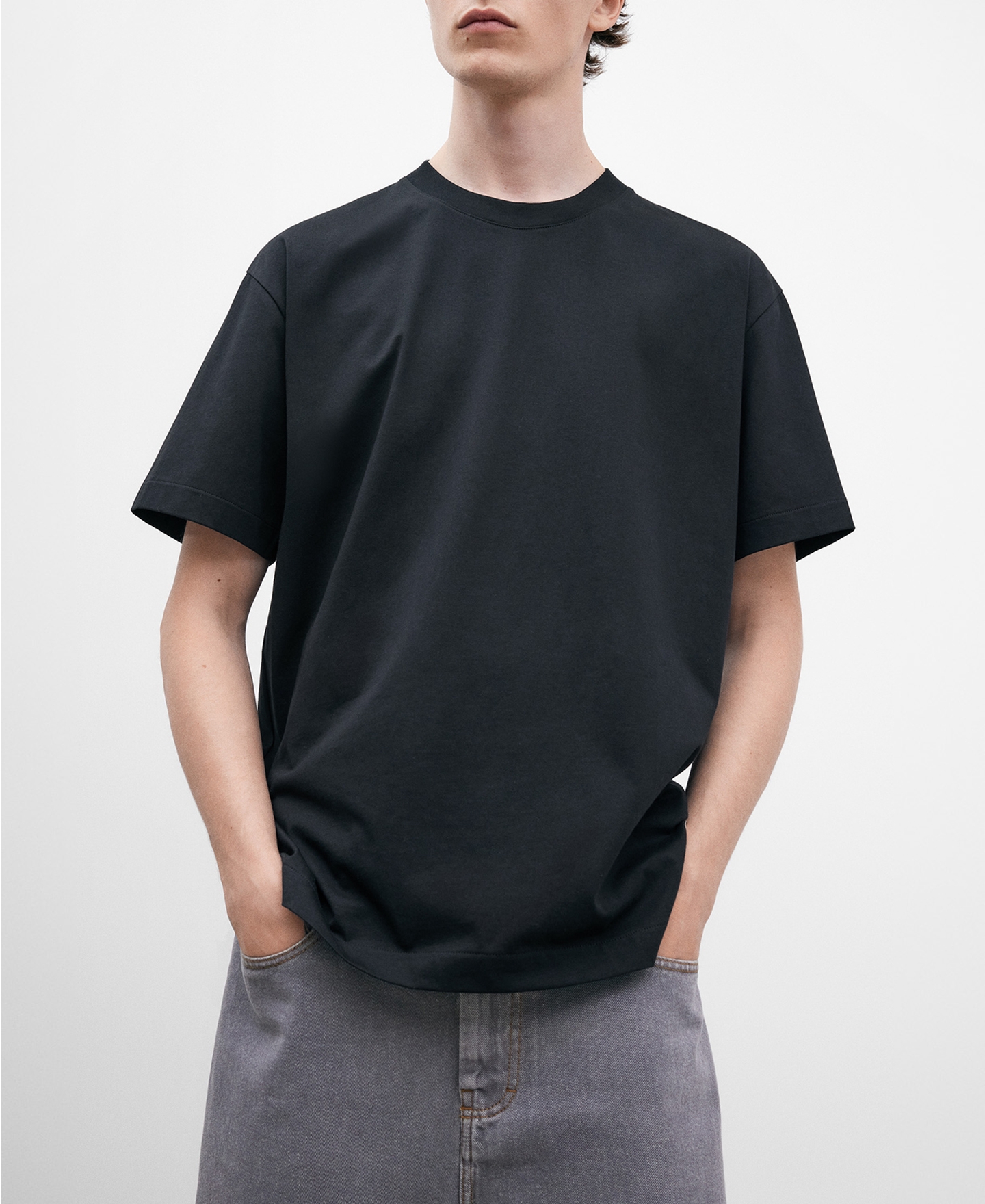 Camiseta negra cuello caja image number 0