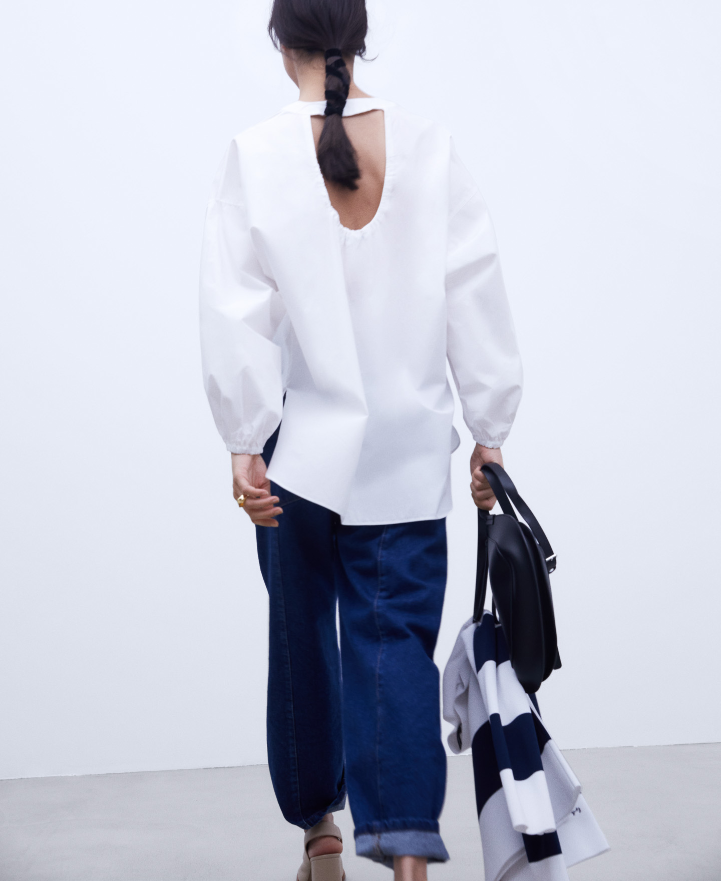 V-neckline cotton shirt image number 4