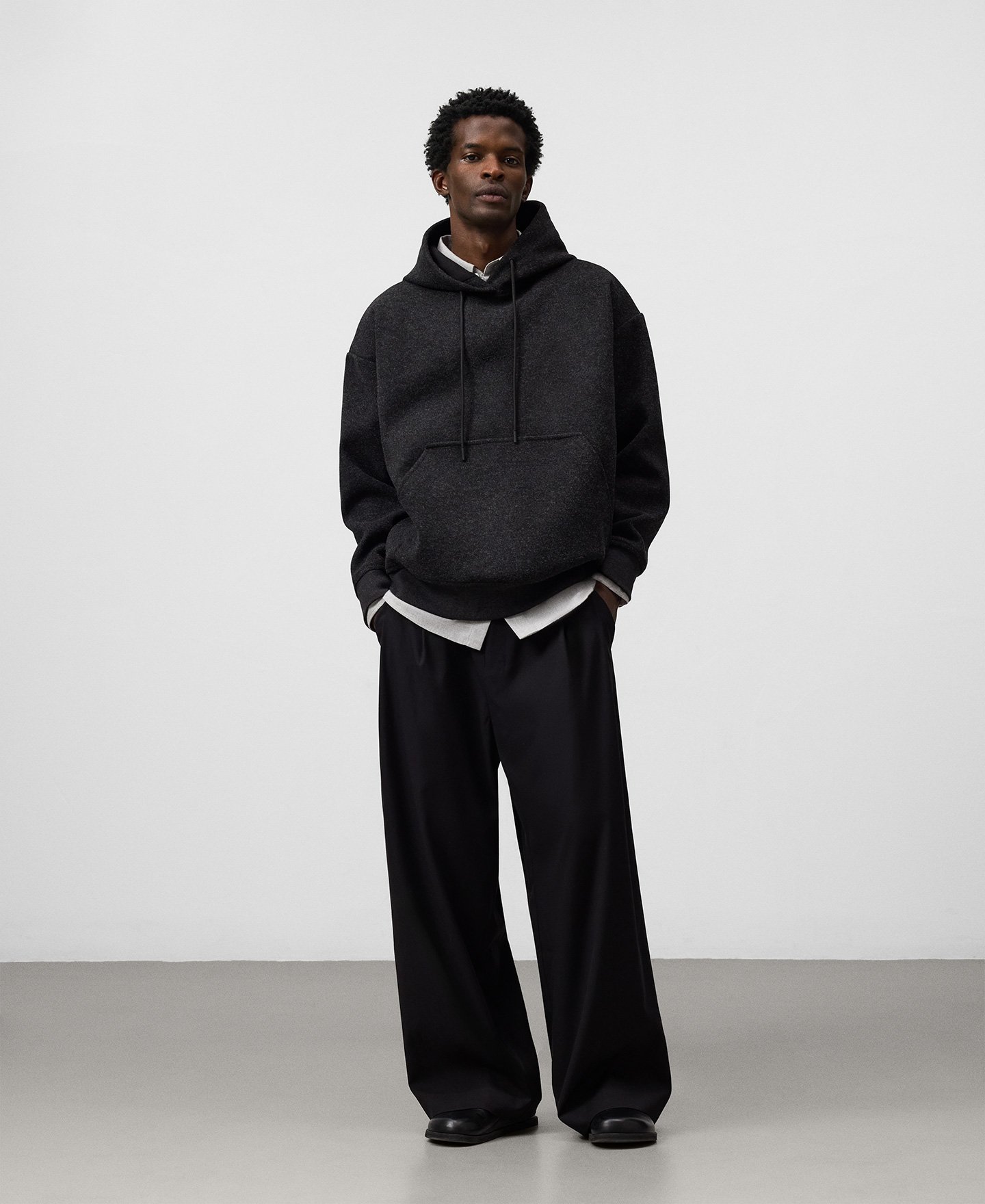Sudadera relaxed fit con capucha hombre image number 1