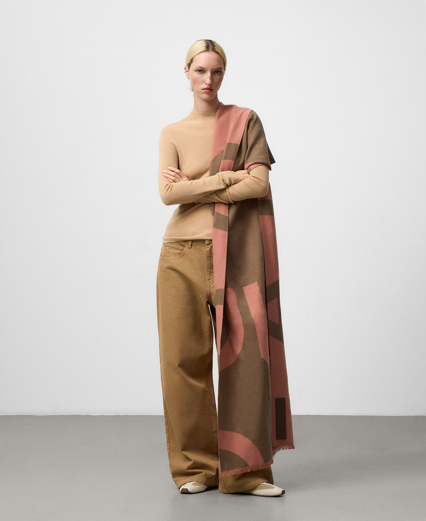 Bufanda bicolor maxi logo jacquard mujer image number 3