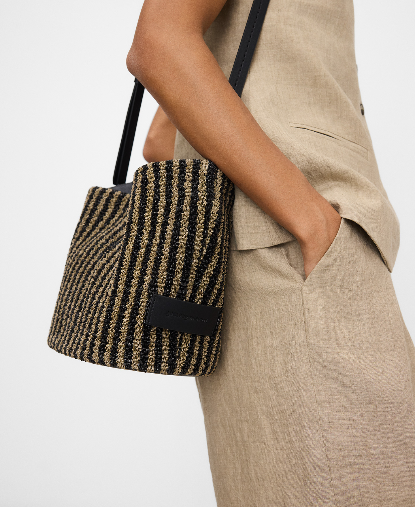 Bolso mediano textura rafia rayas image number 5