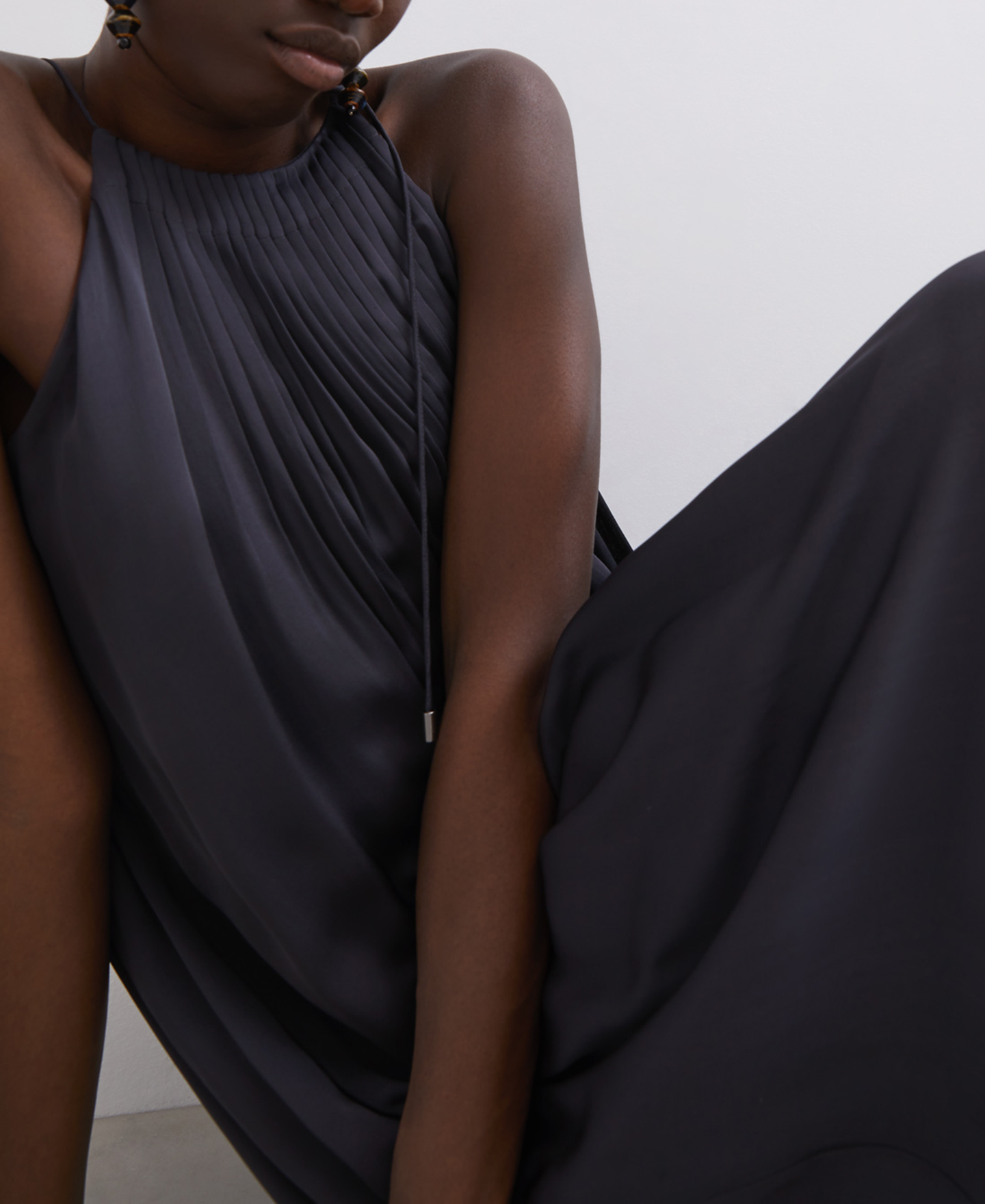Long pleated dress with halter neckline image number 2