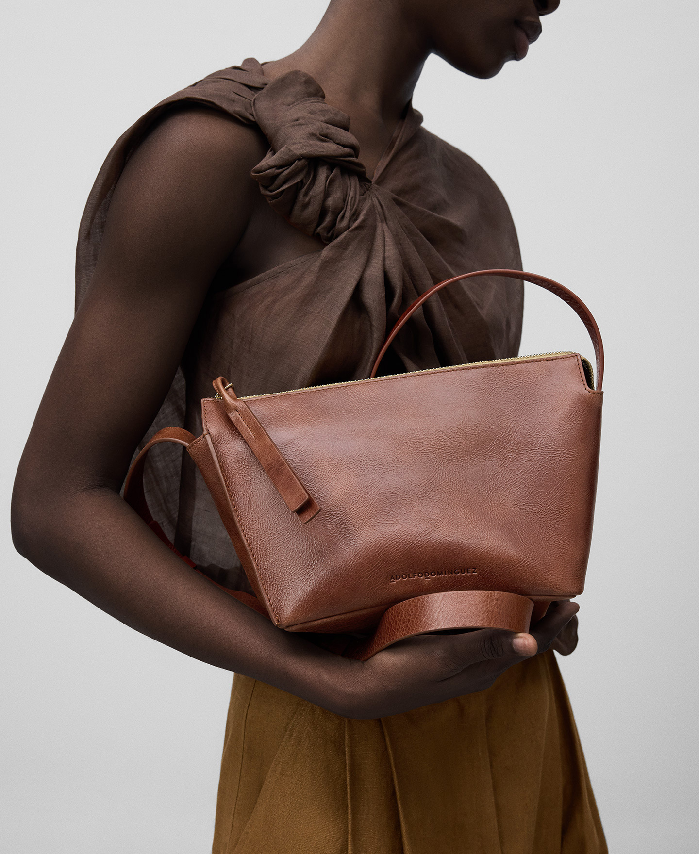 Orión medium crossbody woman image number 4