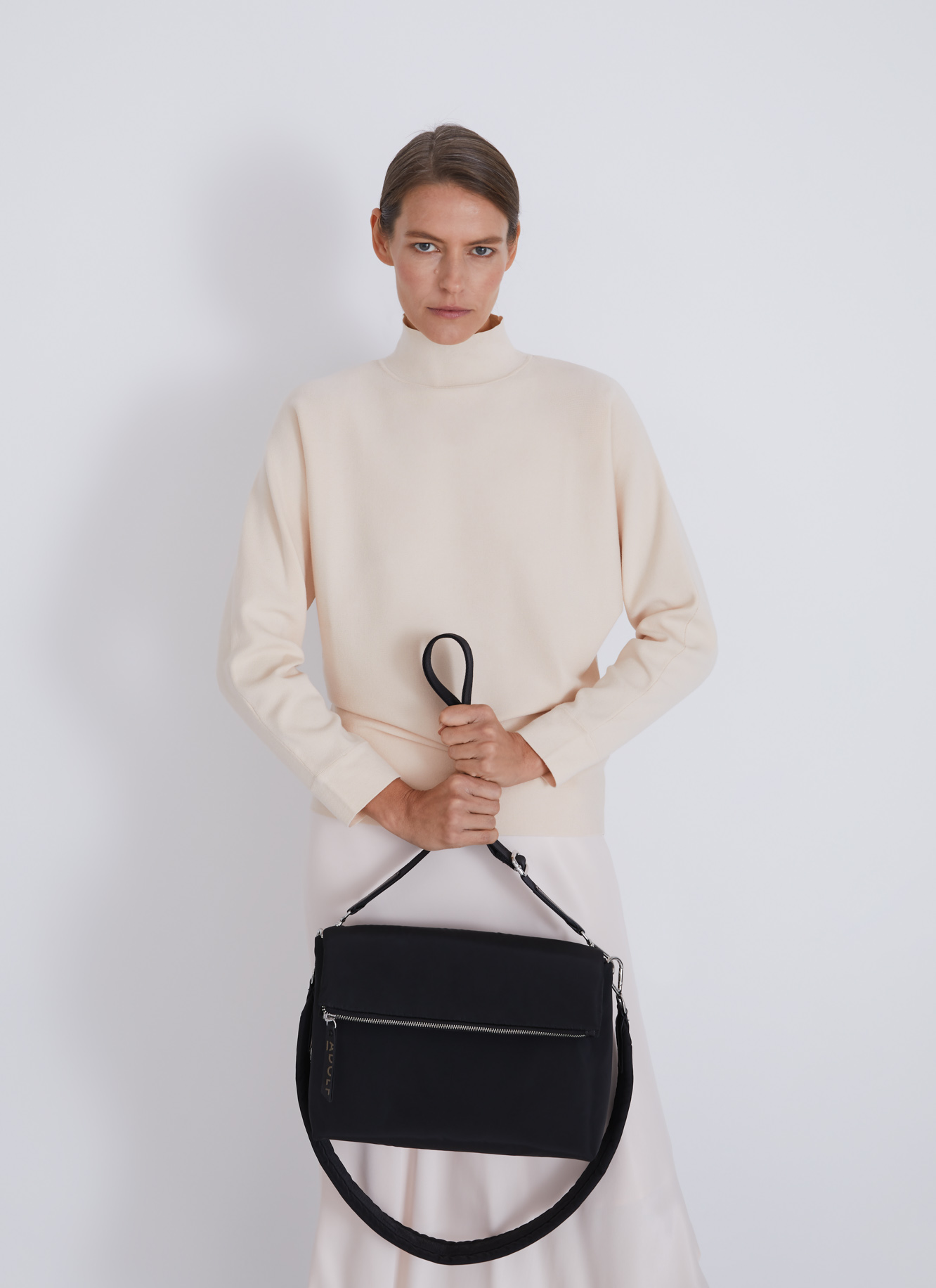 Bolso acolchado en nylon técnico image number 3