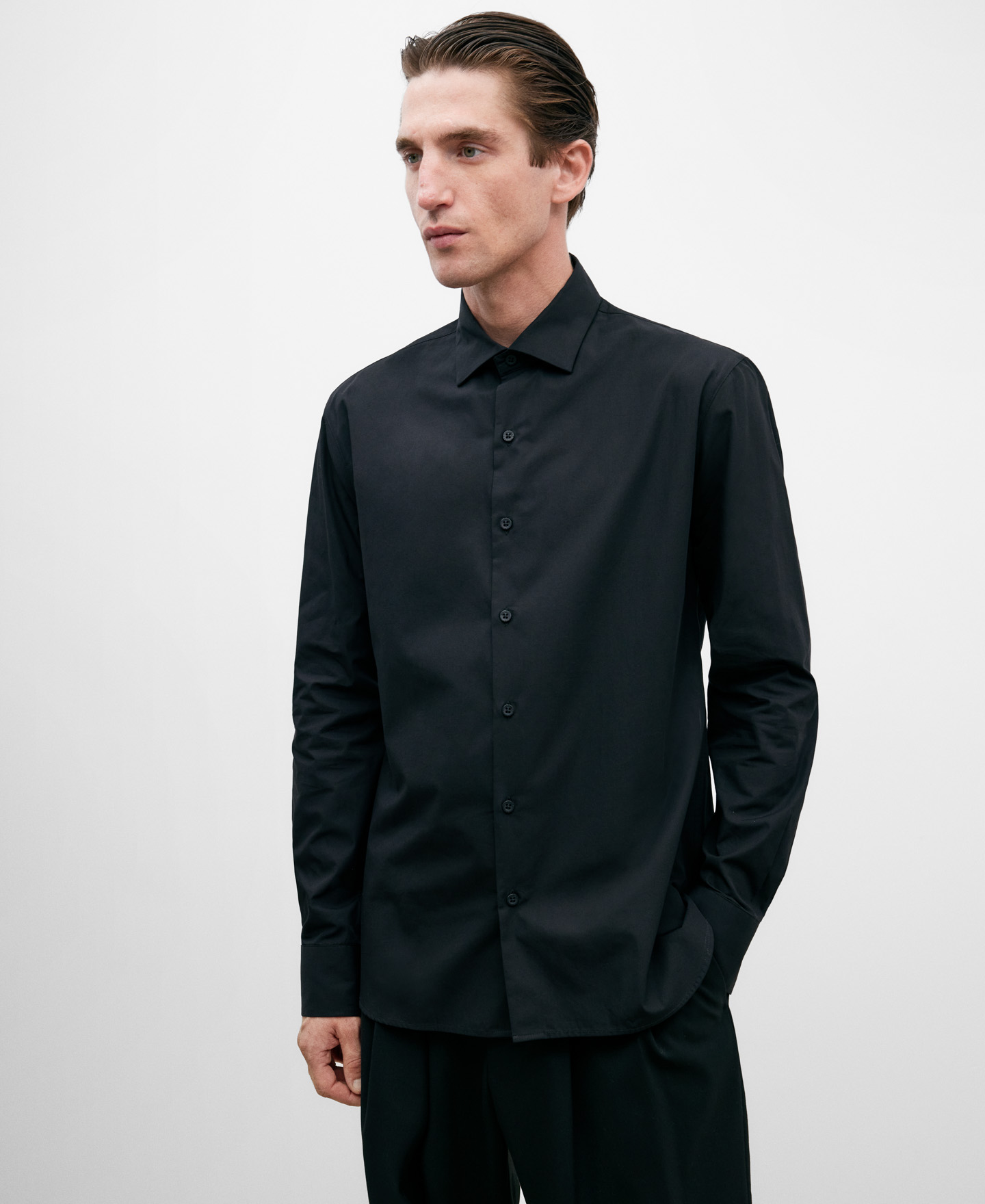 Camisa slim fit de algodón negra image number 0