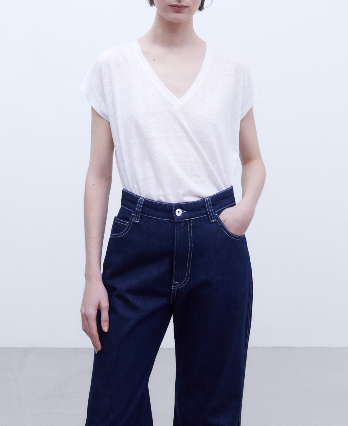 V-neckline linen T-shirt image number 0