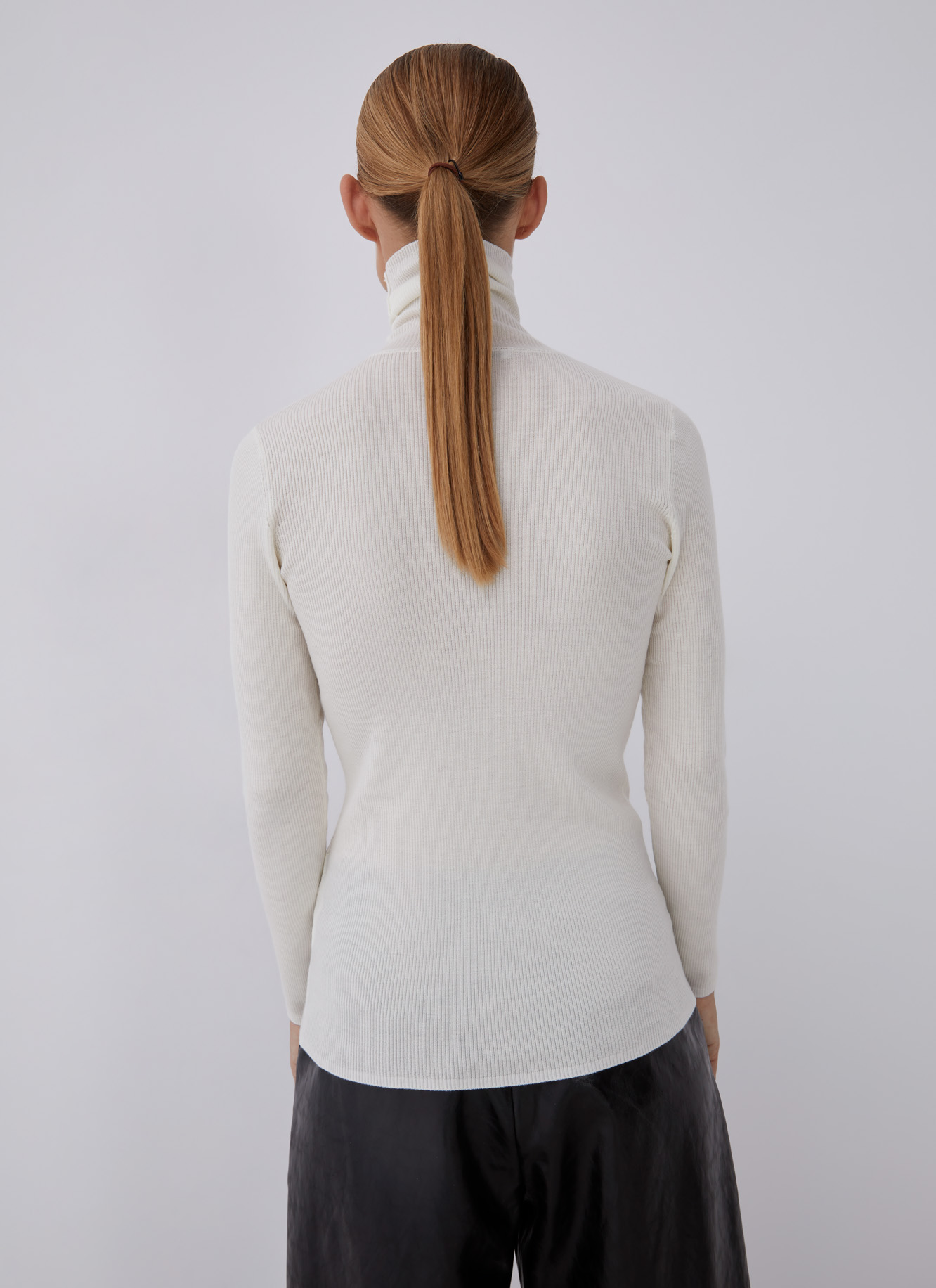 Jersey cuello alto lana merino 100% image number 1