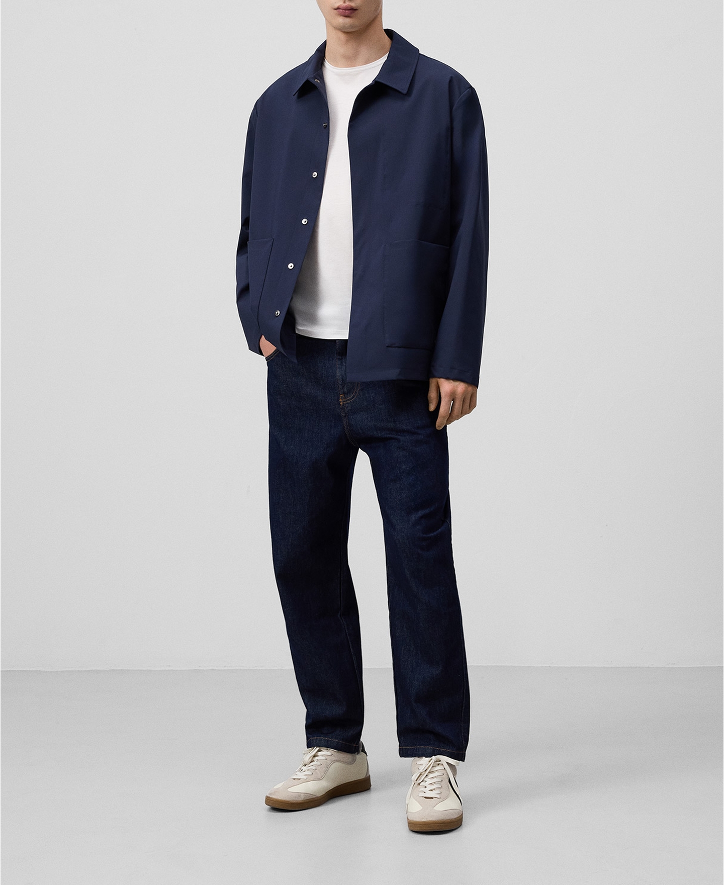 Barrel fit cotton denim trousers man image number 1