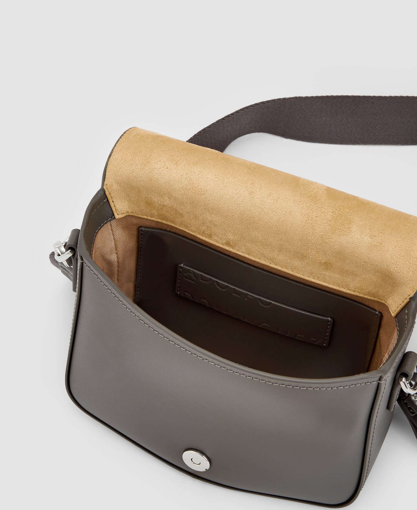 Bandolera en piel responsable image number 3