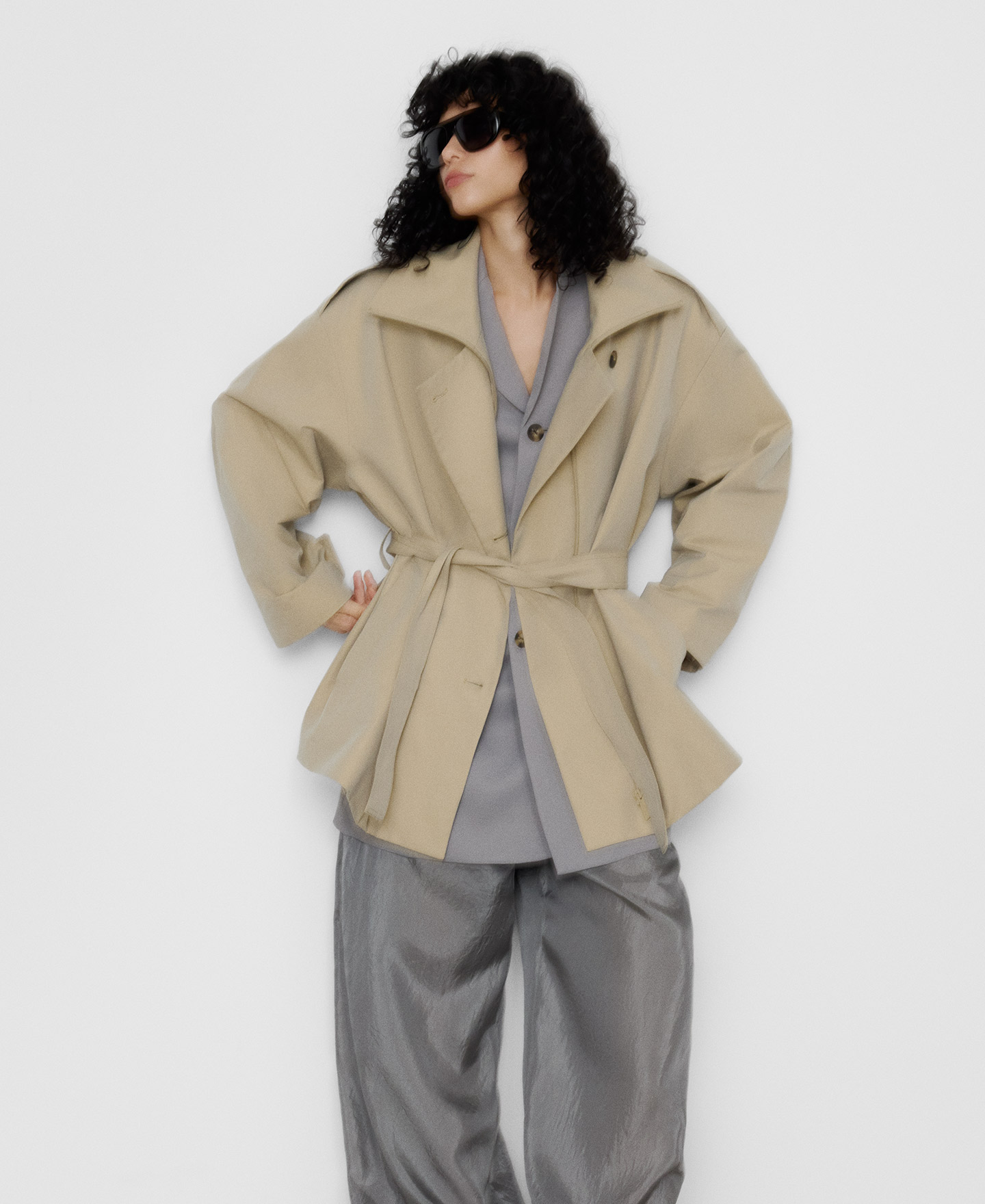 Kurzer Kreuz-Trenchcoat mit Trichterhals image number 4