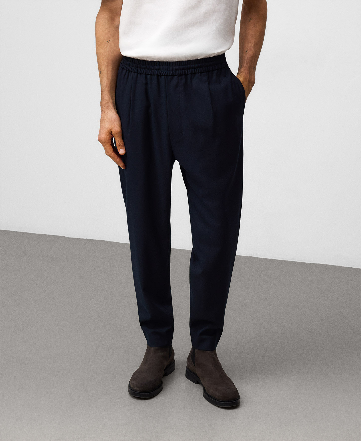 Pantalón jogger pinzas hombre image number 0