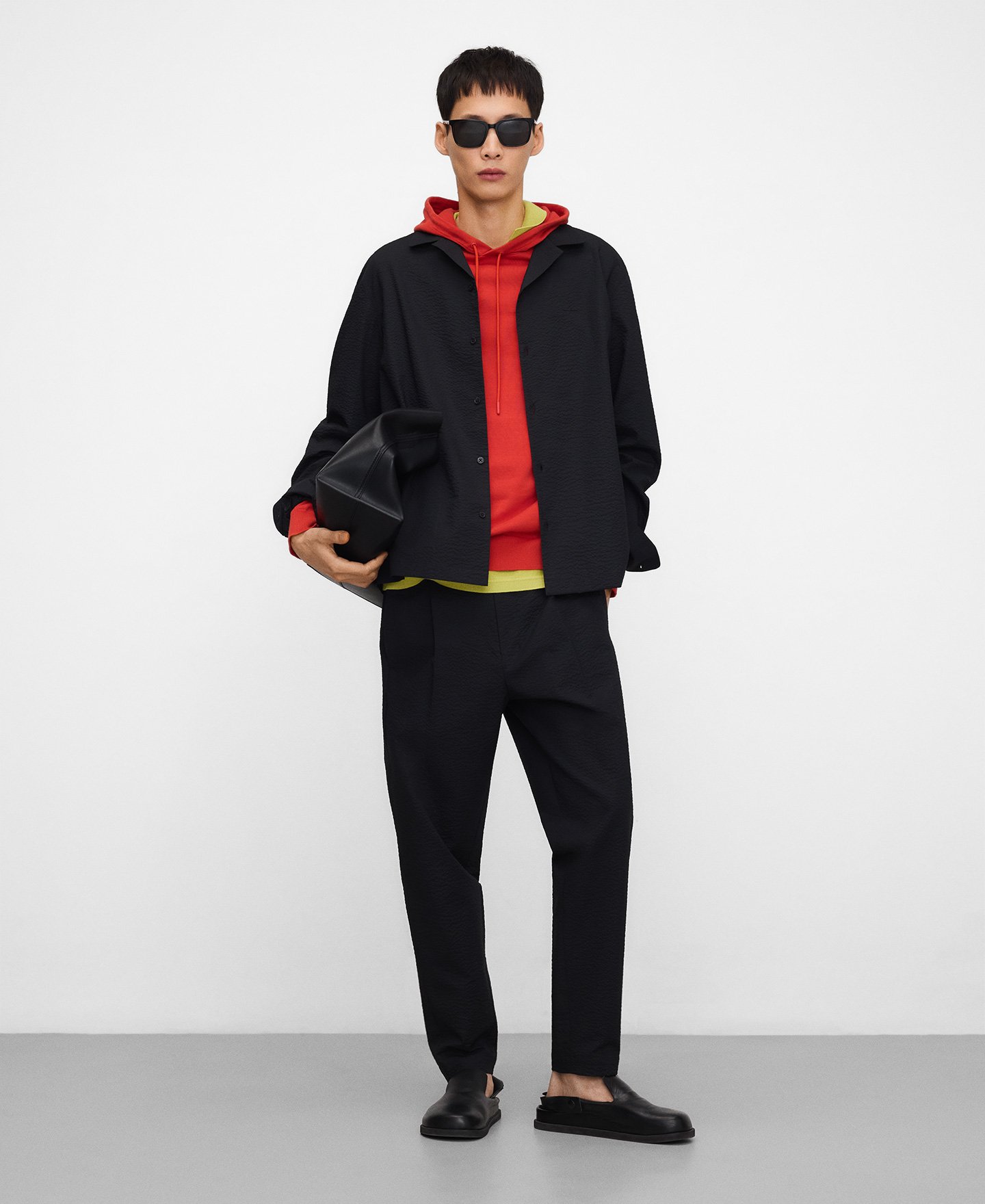 Pantal&oacute;n chino relaxed fit seersucker image number 1