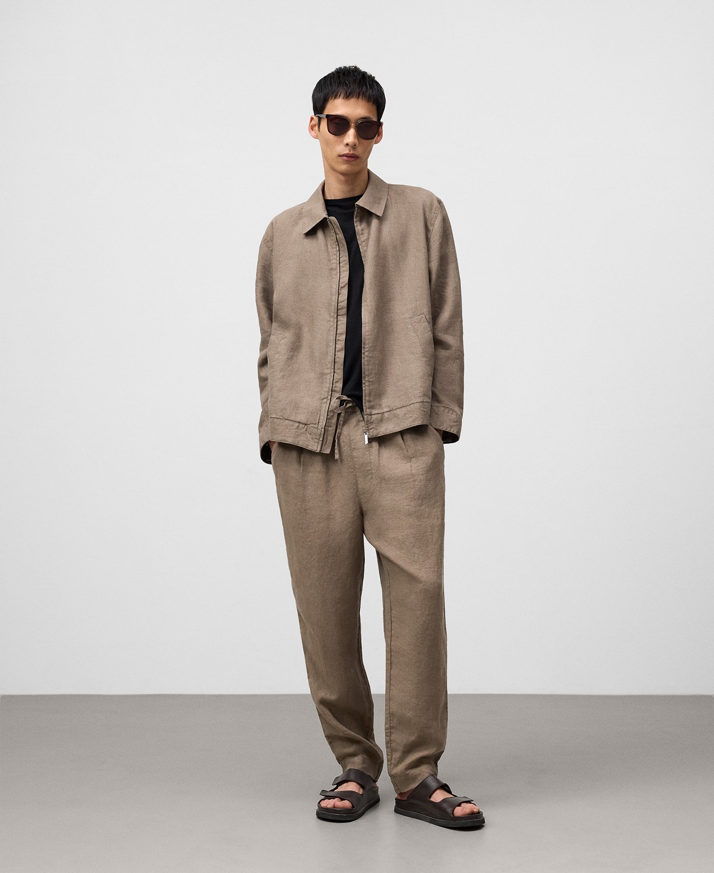 Linen jogger trousers man image number 1