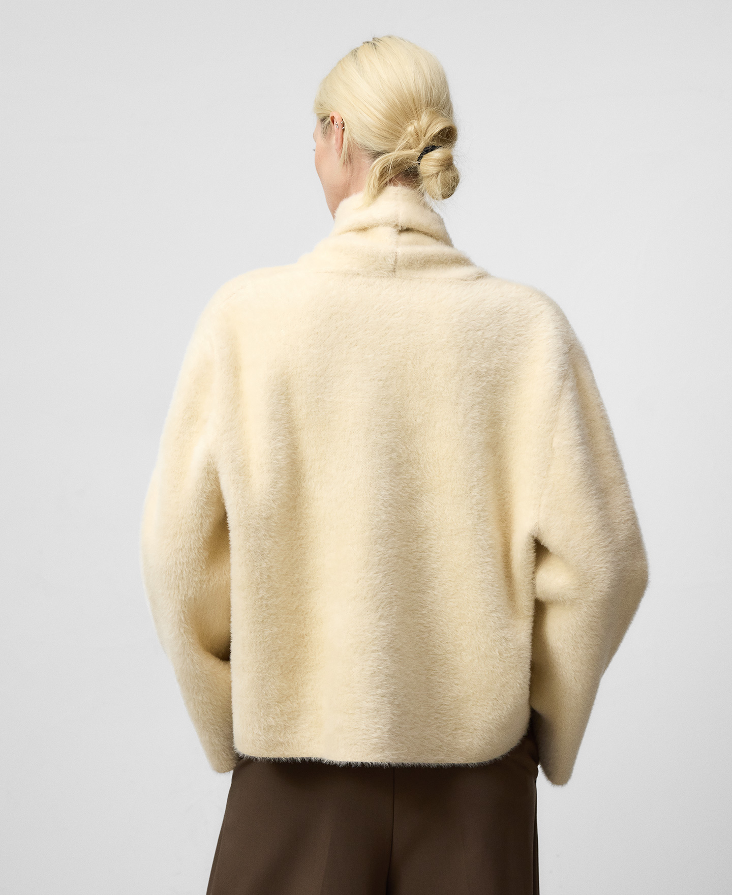 Chaqueta cruzada punto efecto pelo mujer image number 2