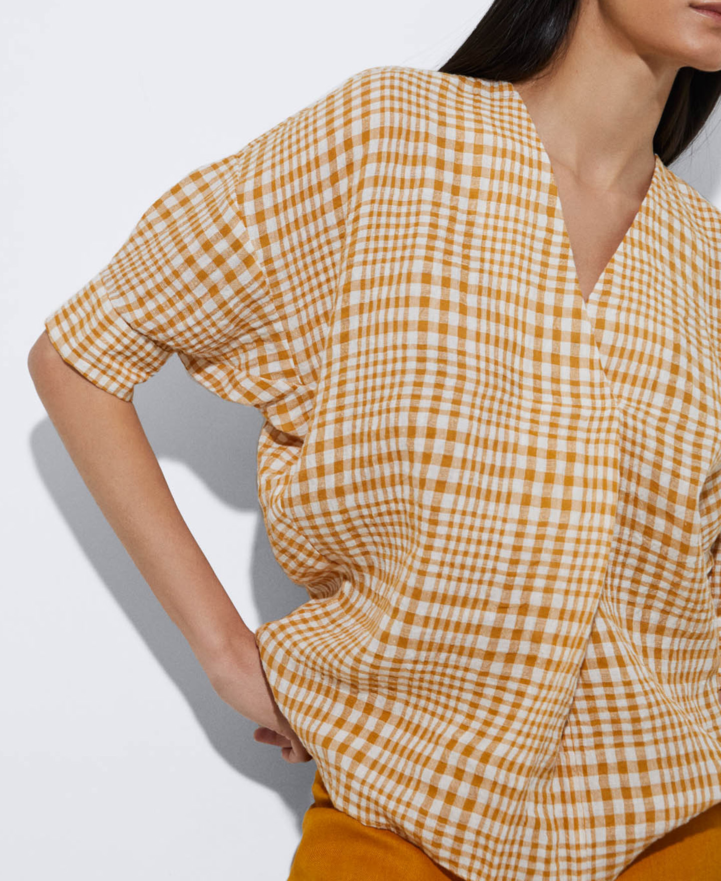 V-neck linen and cotton shirt image number 3