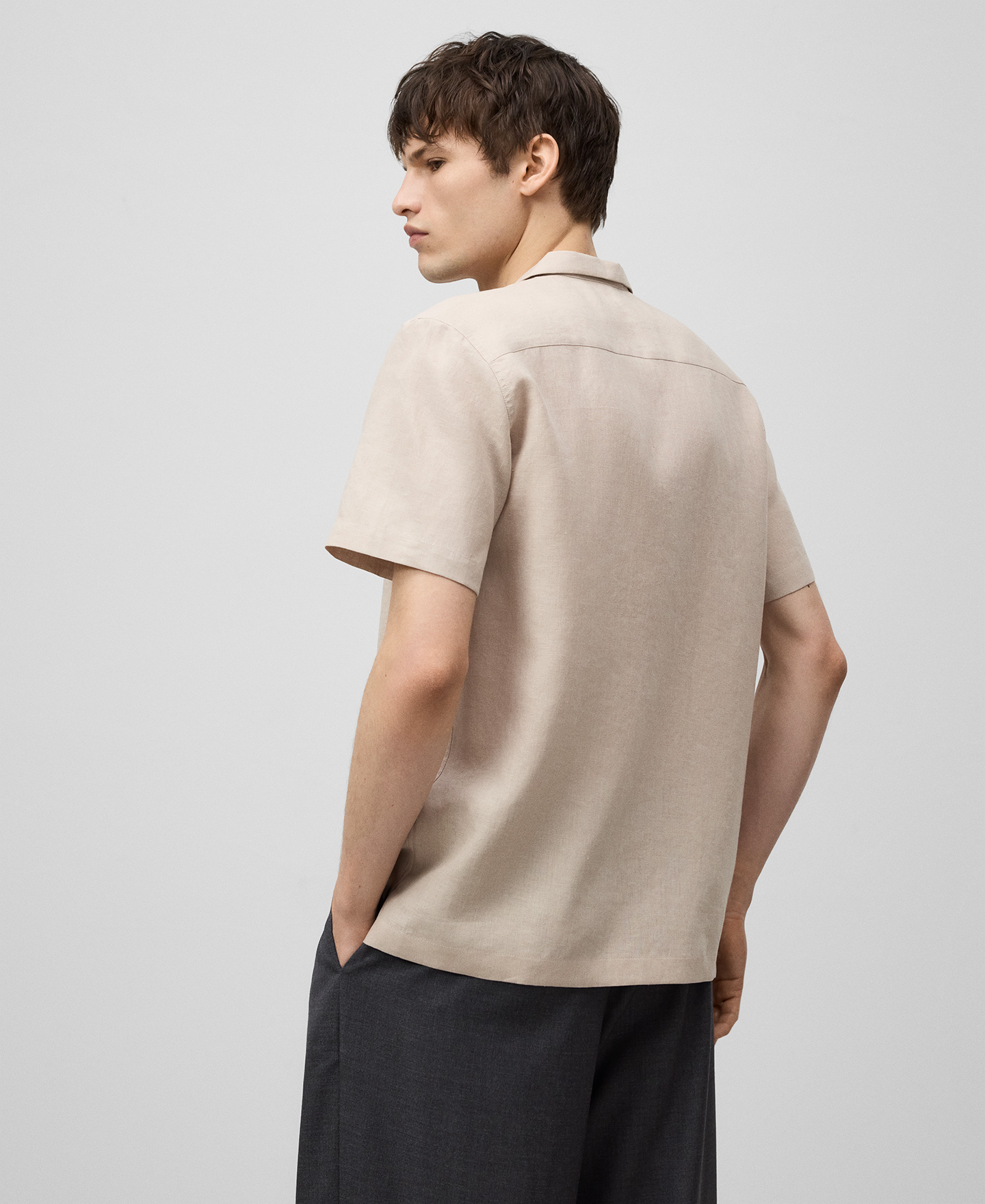 European linen bowling collar shirt man image number 2