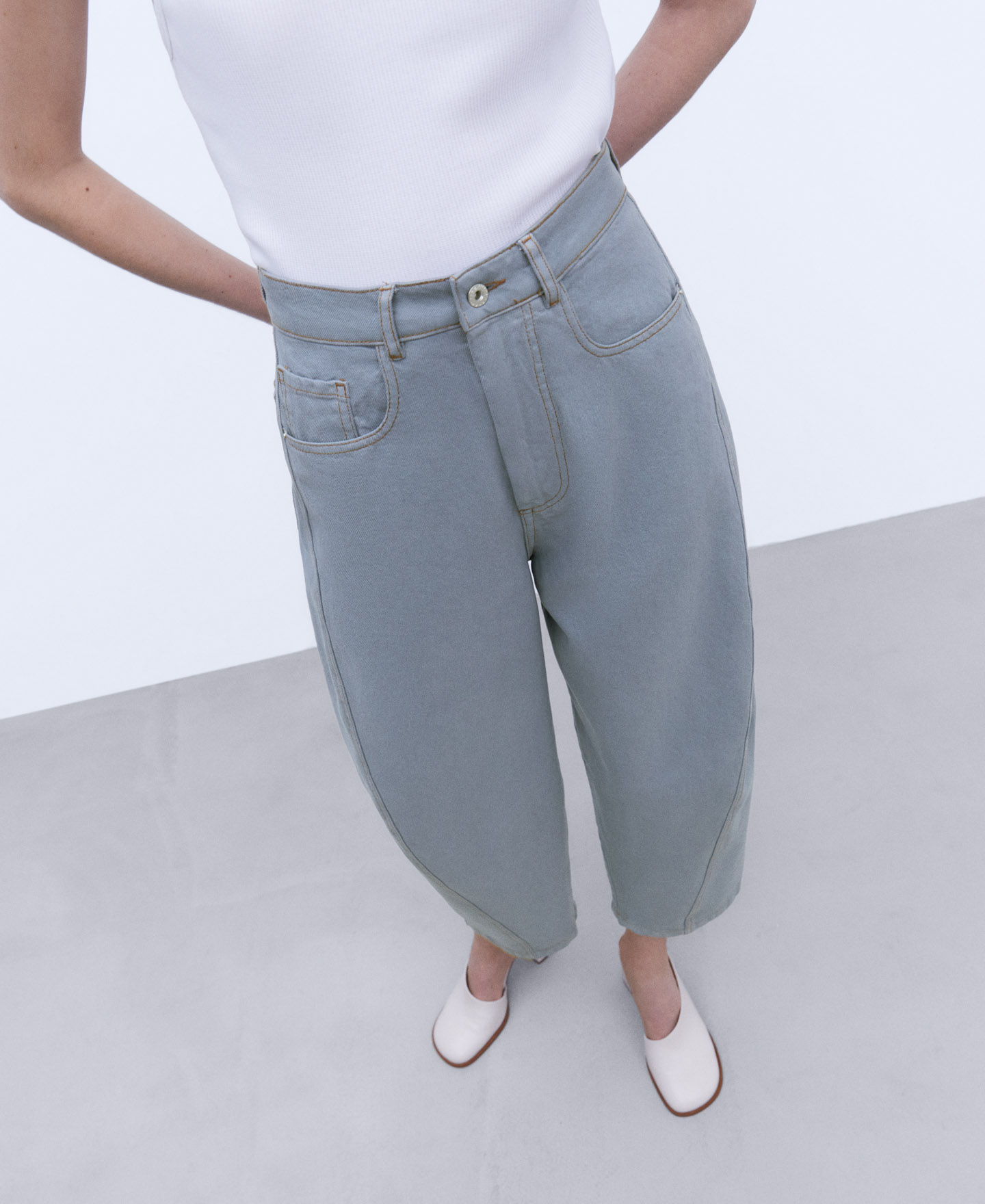 Cotton banana fit jeans image number 4