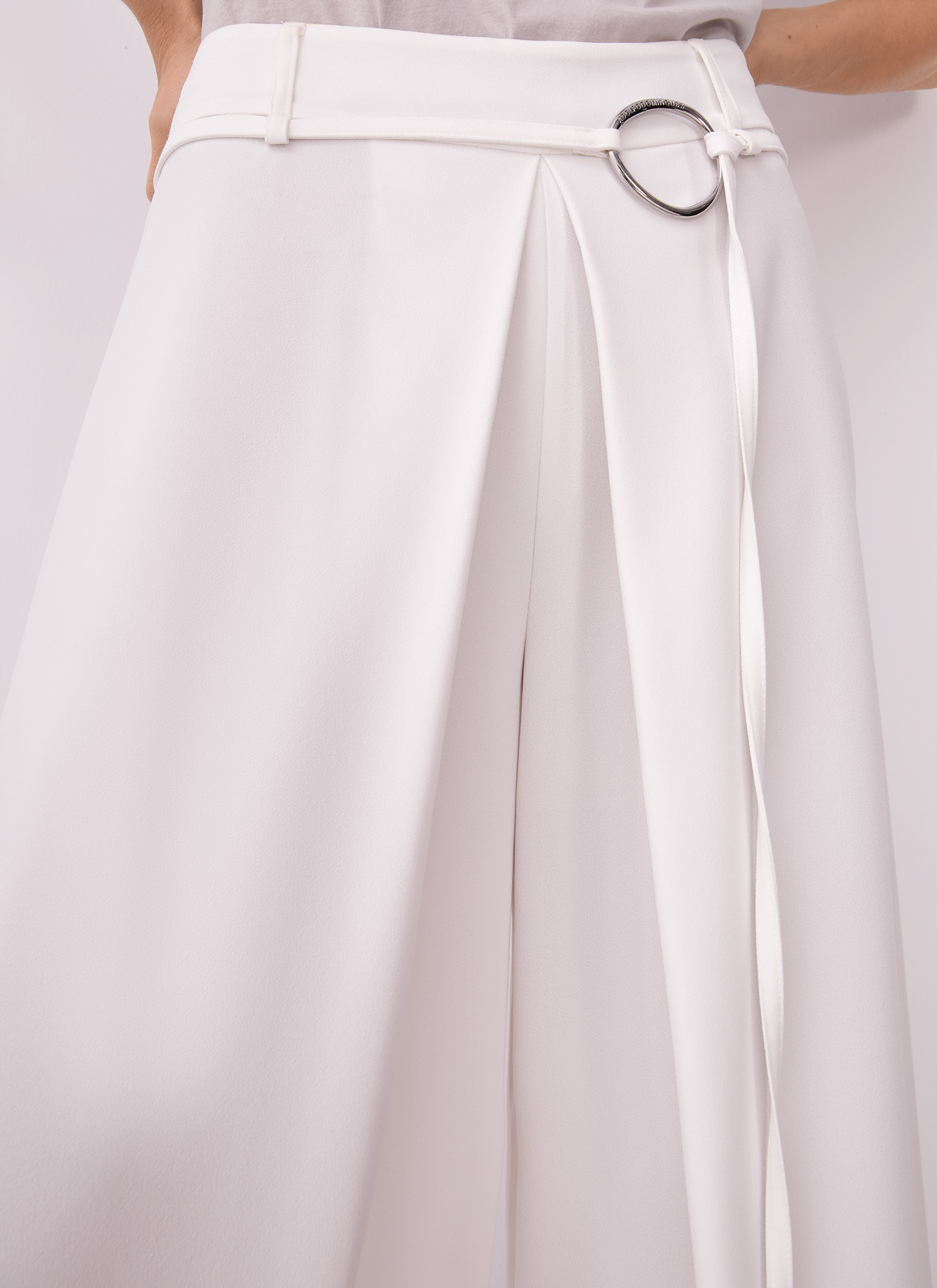 Fluid trousers with belt and darts image number 1