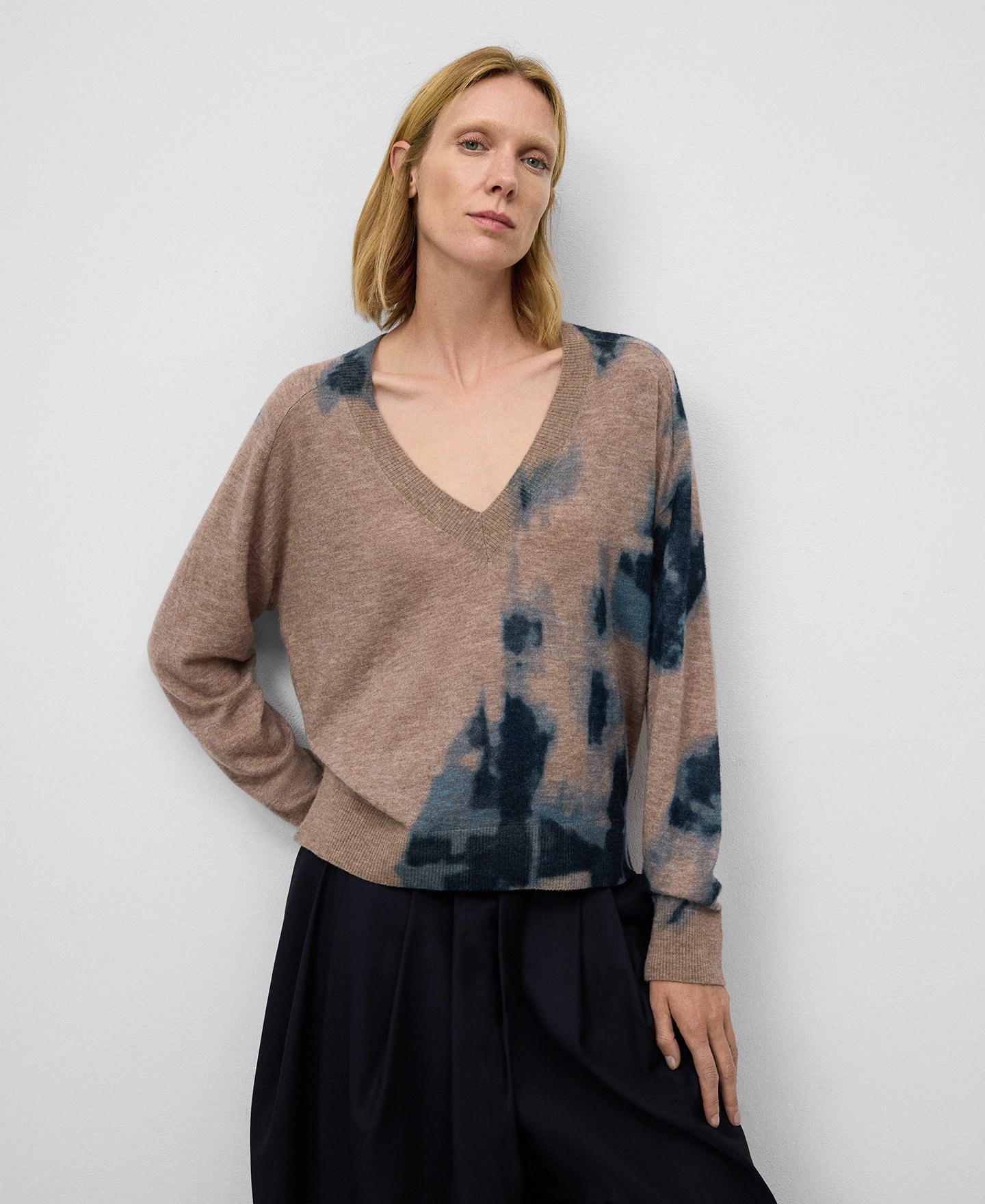 V-neck printed knit sweater woman image number 0